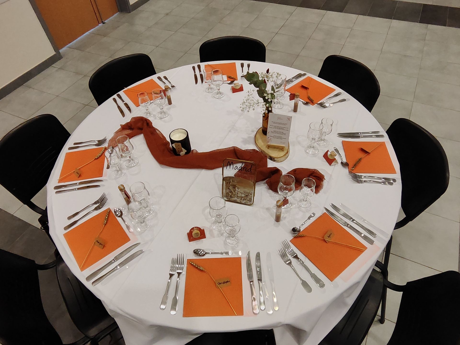 Mariage Espace Galerne table blanche hemin de table terracotta rondin en bois composition florale serviette orange bougie