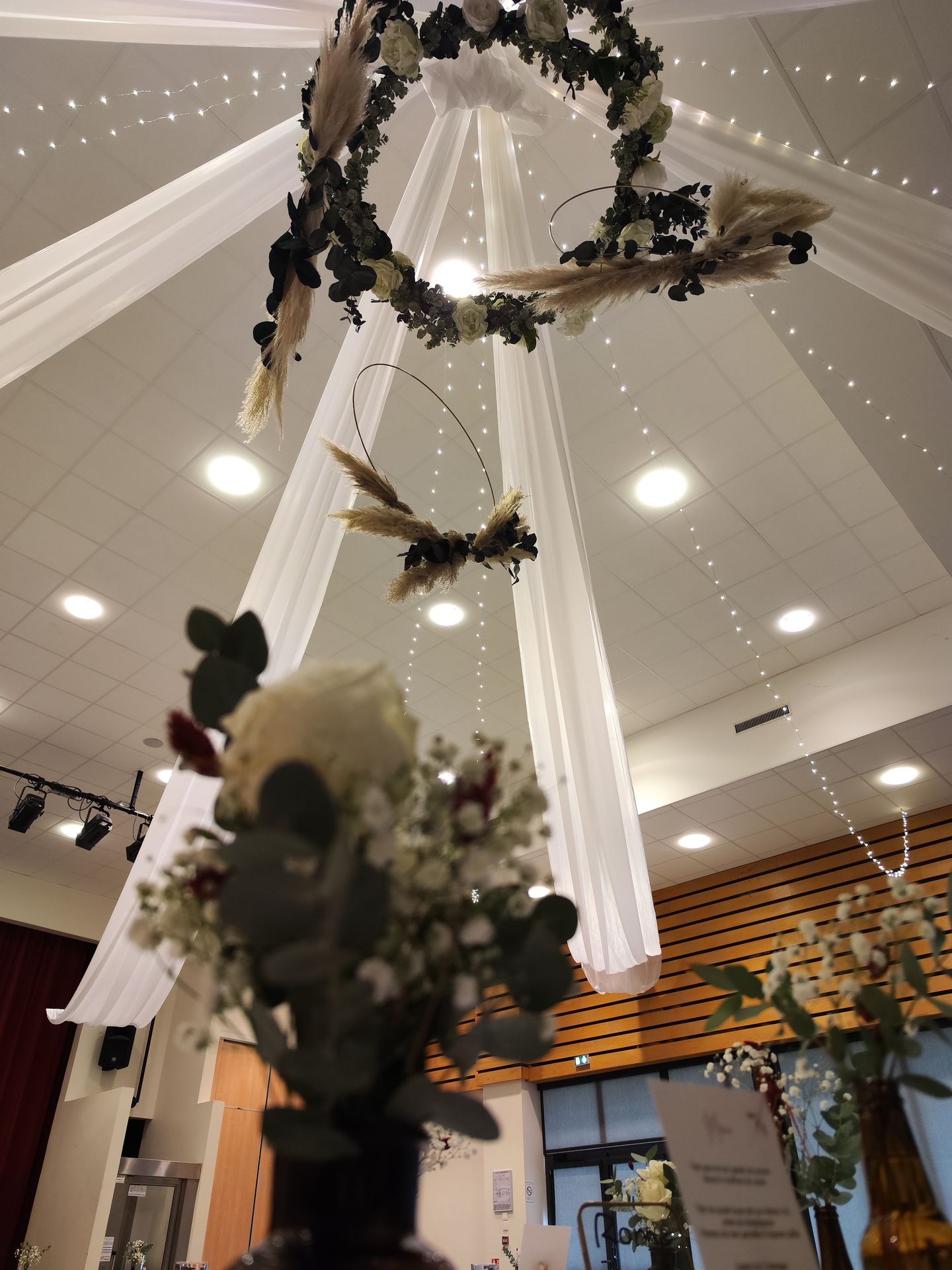 Mariage Espace Galerne plafond tentures blanches leds couronne feuillage pampas