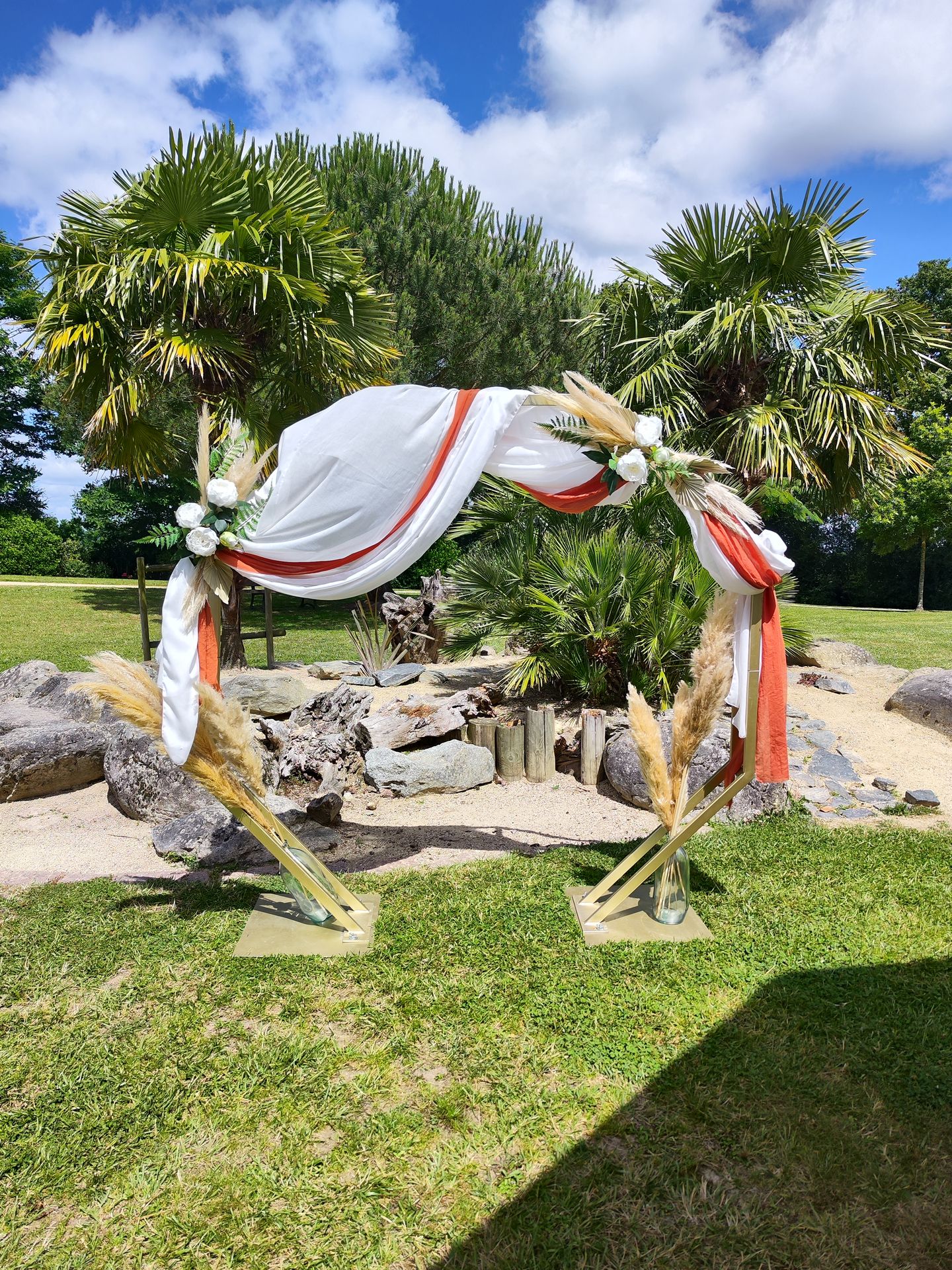 Mariage Espace Galerne arche doré tissu blanc et orange pampas fleurs blanche