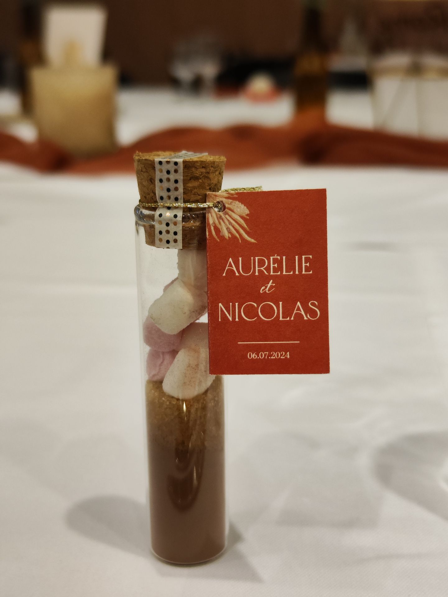 Mariage Espace Galerneéprouvette personnalisé et gourmandise