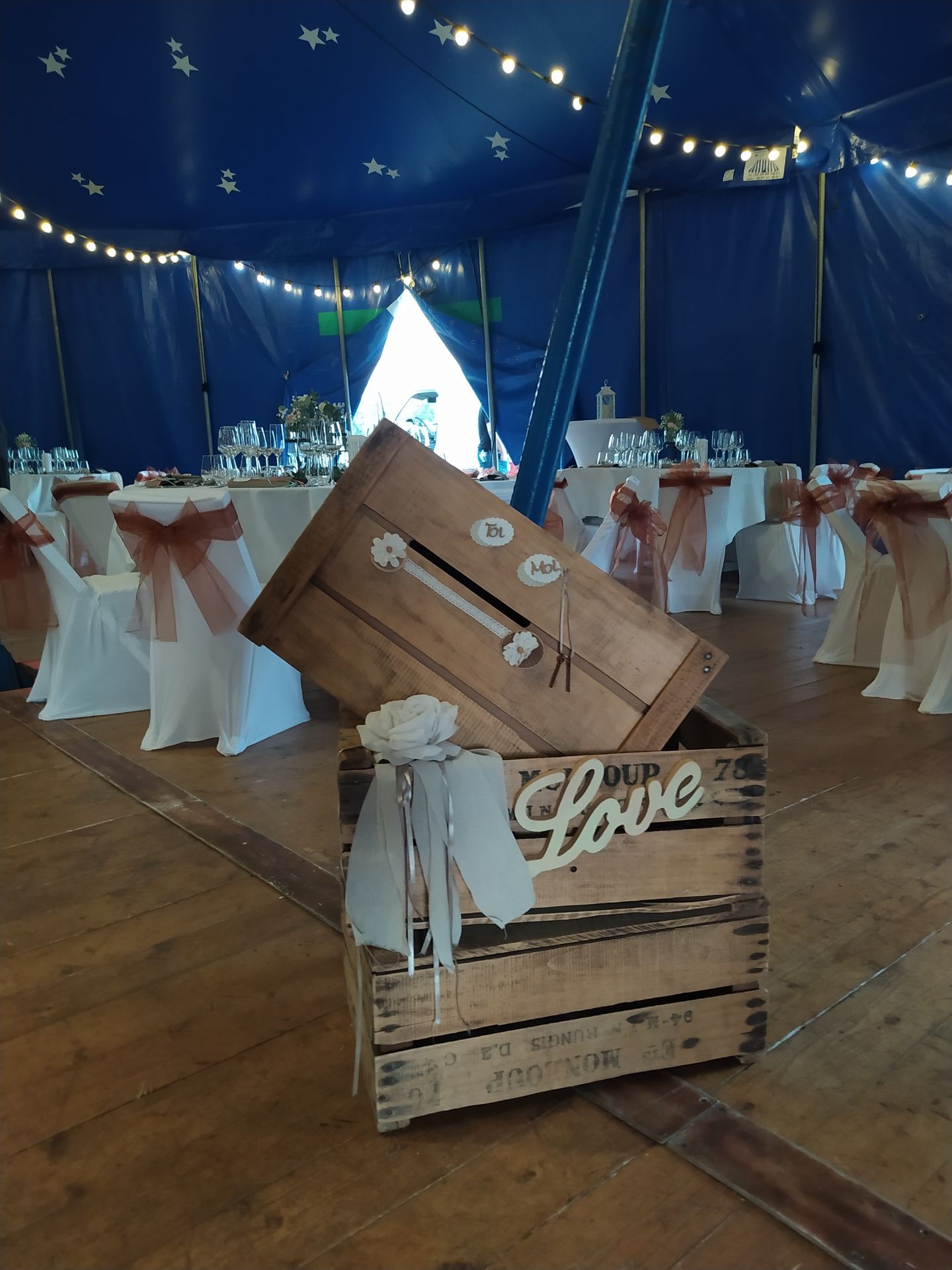 Mariage La Petinière caisse à pommes love en bois table blanche et noeud vieux rose
