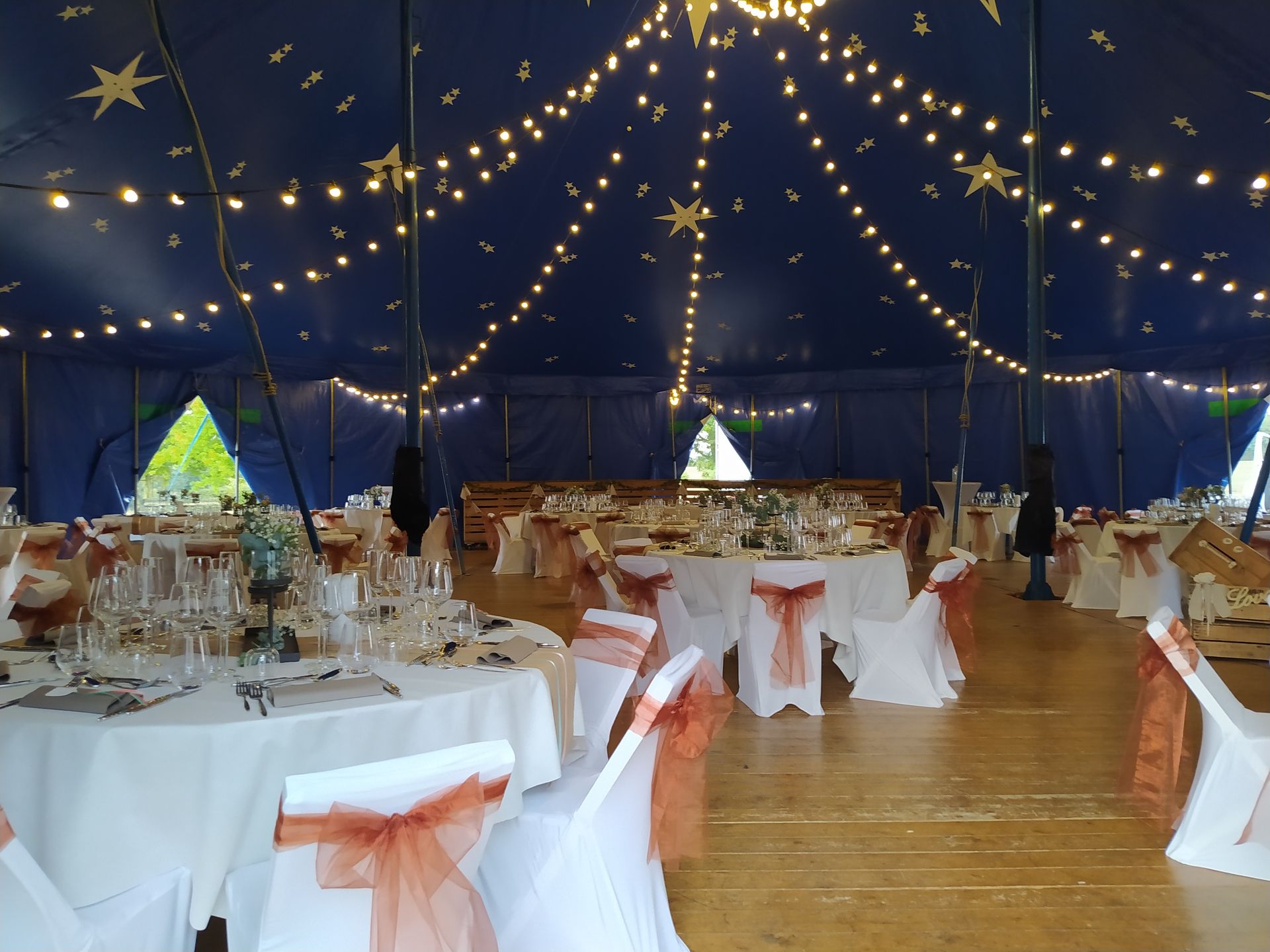 Mariage La Petinière plafond ciel étoilé table blanche noeud vieux rose chemin de table sable