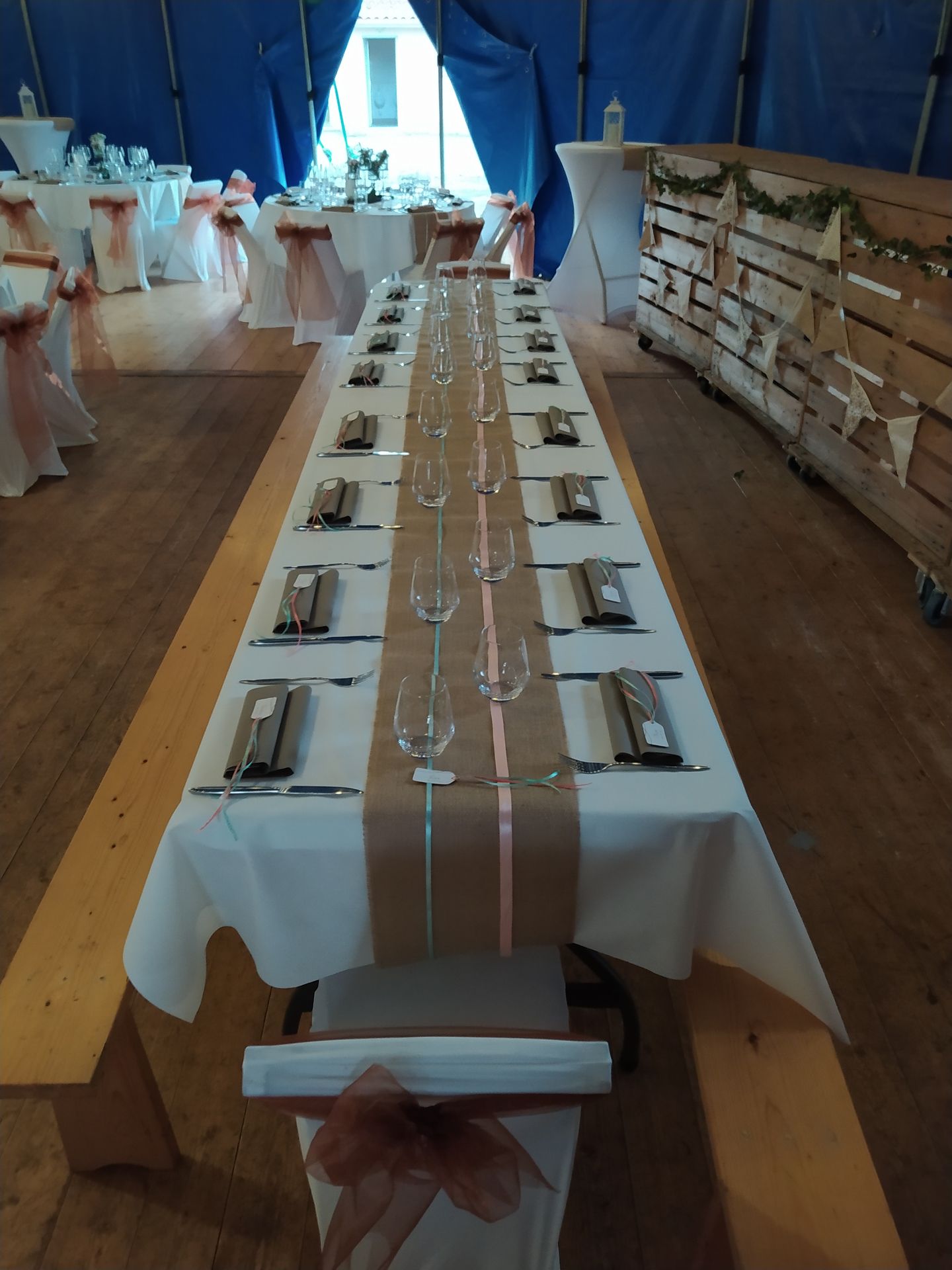 Mariage La Petinière table blanche chemin de table sable et file rose bleu