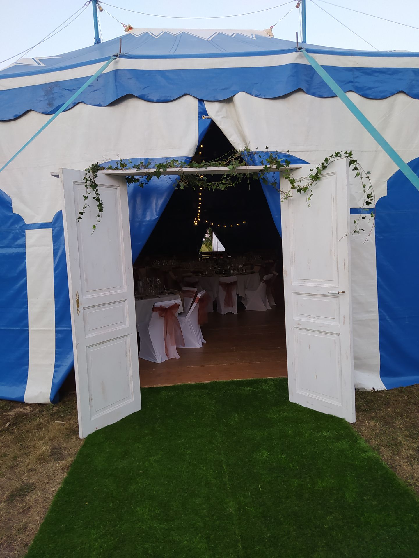 Mariage La Petinière chapiteau bleu porte blanche lière