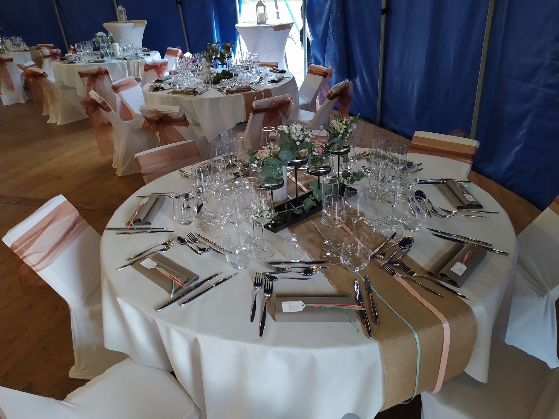 Mariage La Petinière table table chaise noeud vieux rose chemin de table file rose et bleu serviette grise et marque place personnalsié