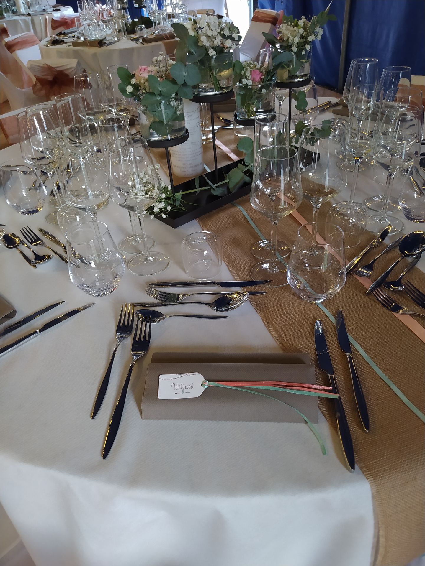 Mariage La Petinière centre de table bougeoire noir et composition florale serviette grise et marque place personnalisé