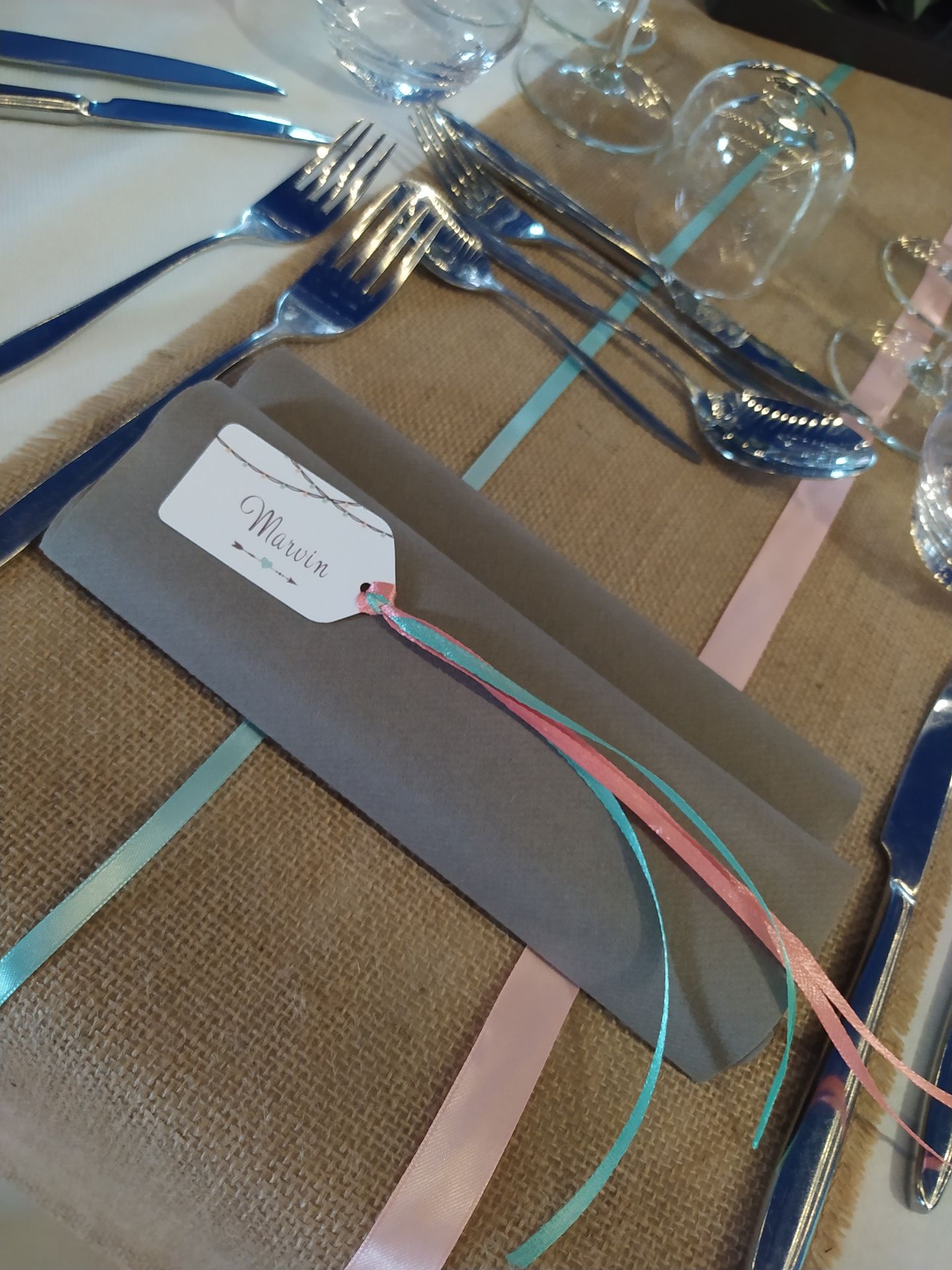 Mariage La Petinière marqur place opersonnalisé et fanion rose bleu