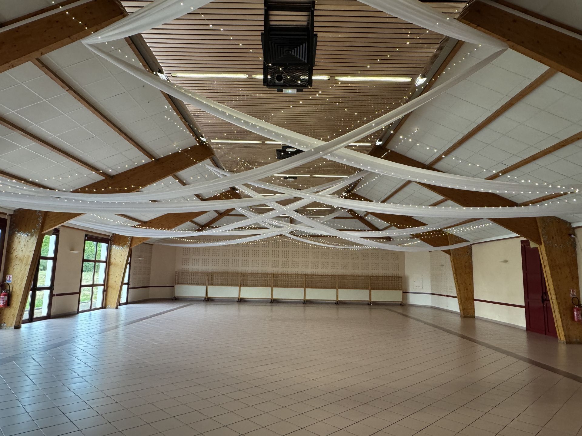 Salle mariage Chaudron en mauges la Crémaillère décoration tenture voillage plafond lumineux led