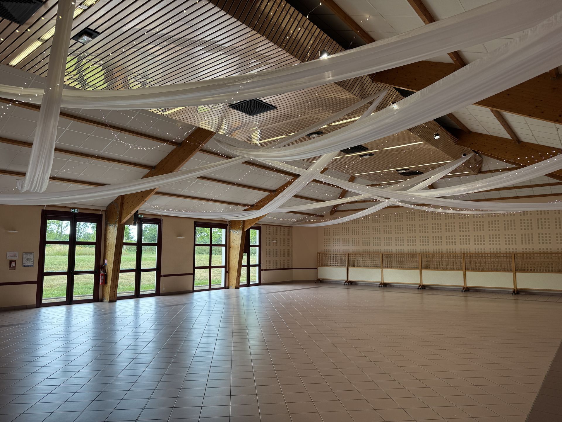 Salle mariage Chaudron en mauges la Crémaillère décoration tenture voillage plafond lumineux led