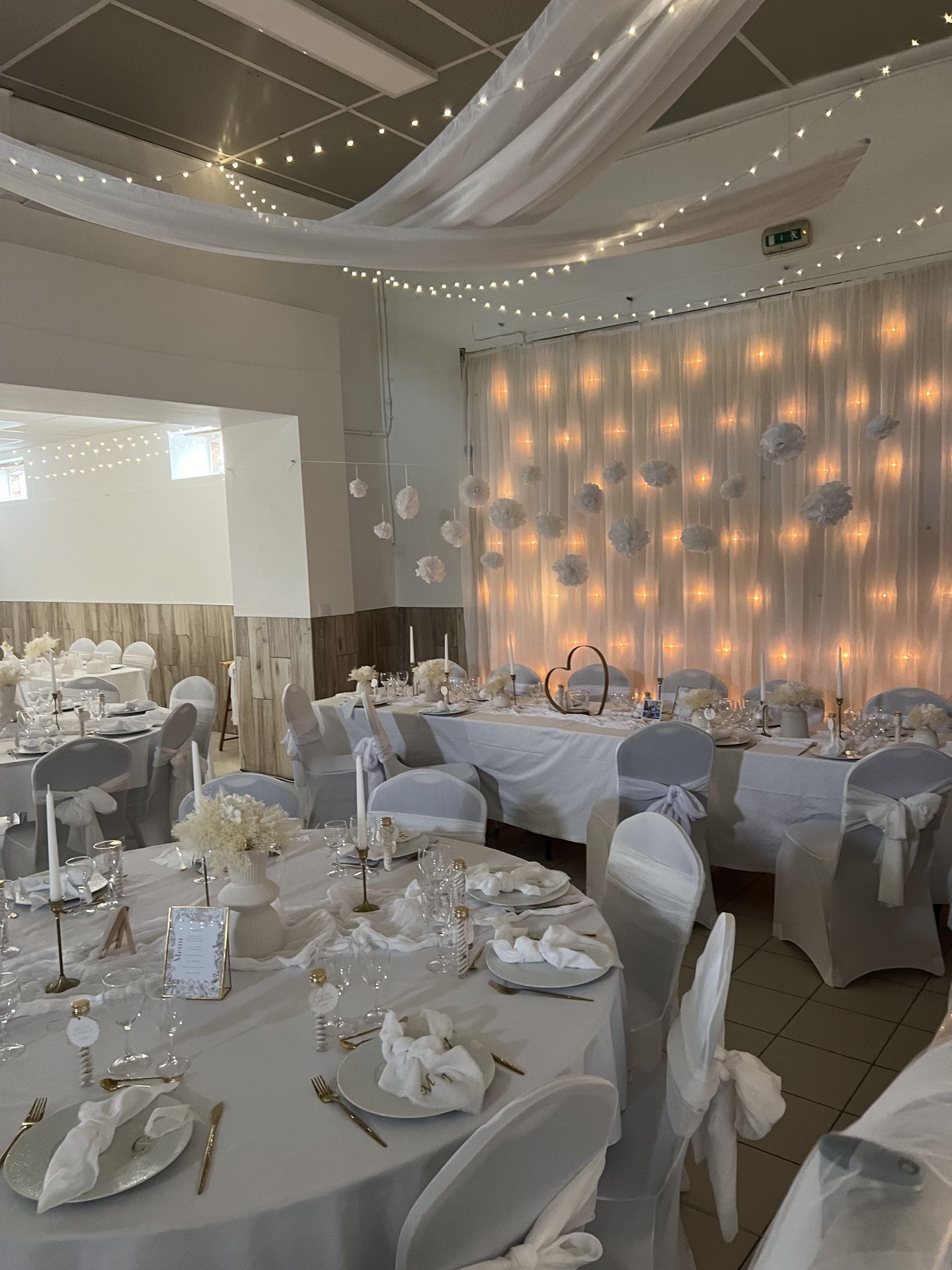 Mariage La Séguinière Salle Le Bois Joli doré et blanc élégant chic tenture led