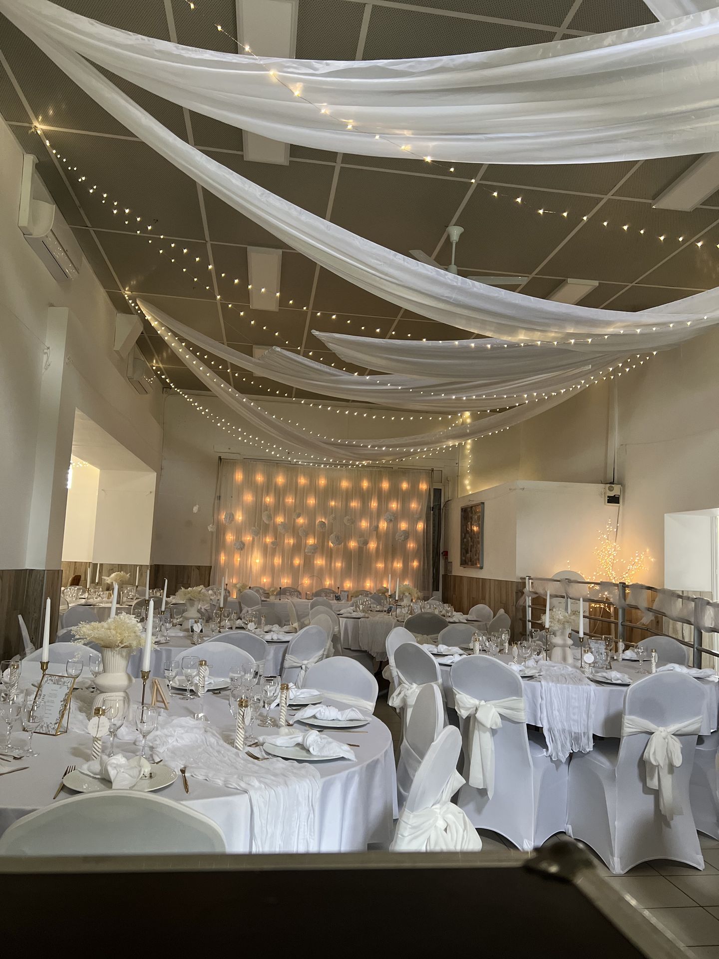 Mariage La Séguinière Salle Le Bois Joli doré et blanc élégant chic tenture led