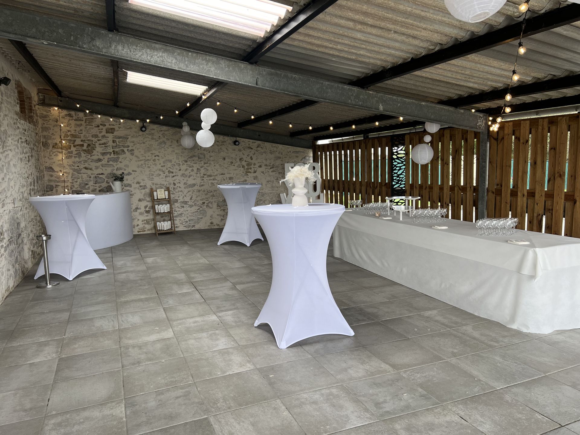 Mariage La Séguinière Salle Le Bois Joli doré et blanc élégant chic tenture led