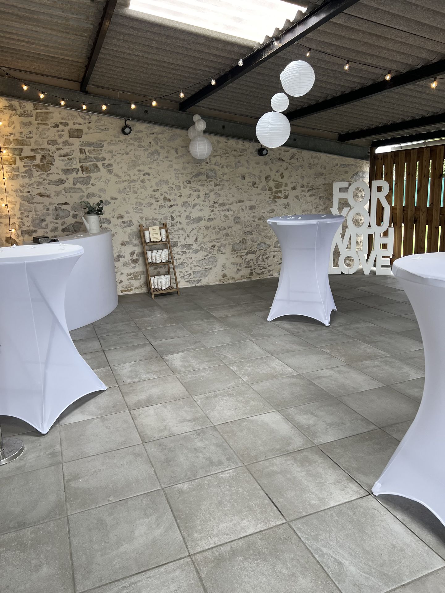 Mariage La Séguinière Salle Le Bois Joli doré et blanc élégant chic tenture led