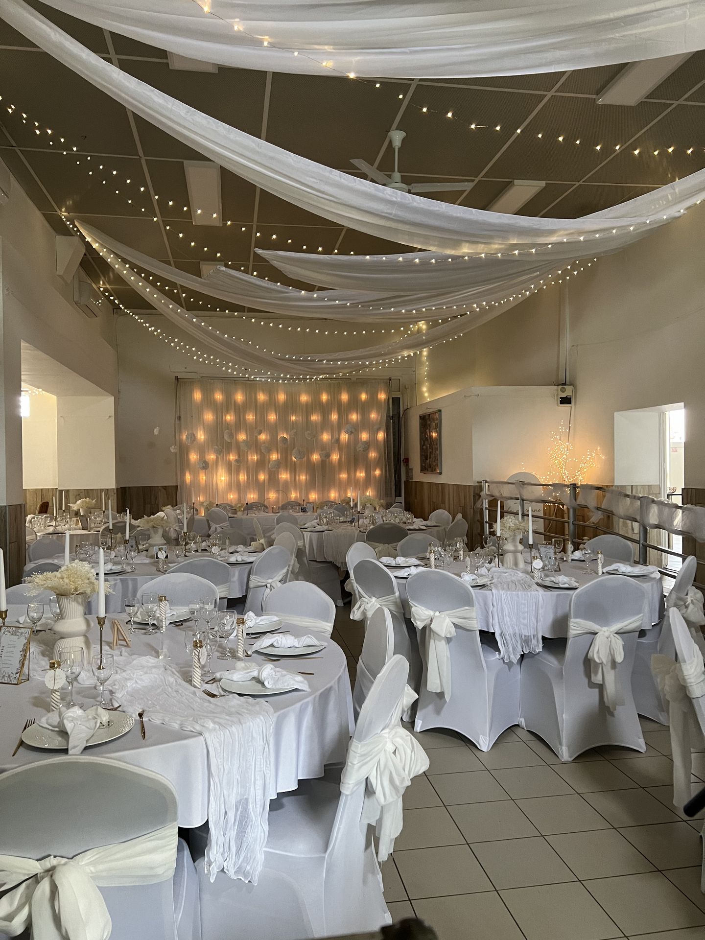 Mariage La Séguinière Salle Le Bois Joli doré et blanc élégant chic tenture led