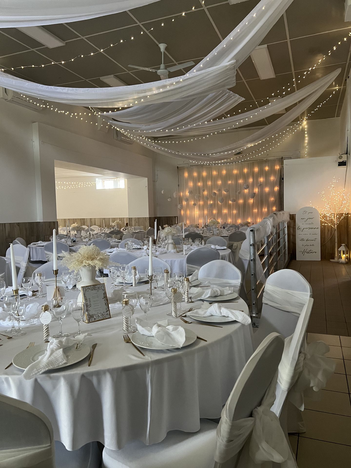 Mariage La Séguinière Salle Le Bois Joli doré et blanc élégant chic tenture led