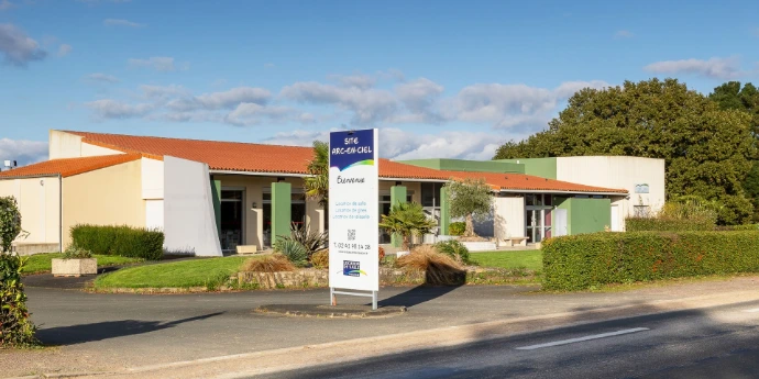 Saint Laurent de la Plaine Salle Arc en Ciel