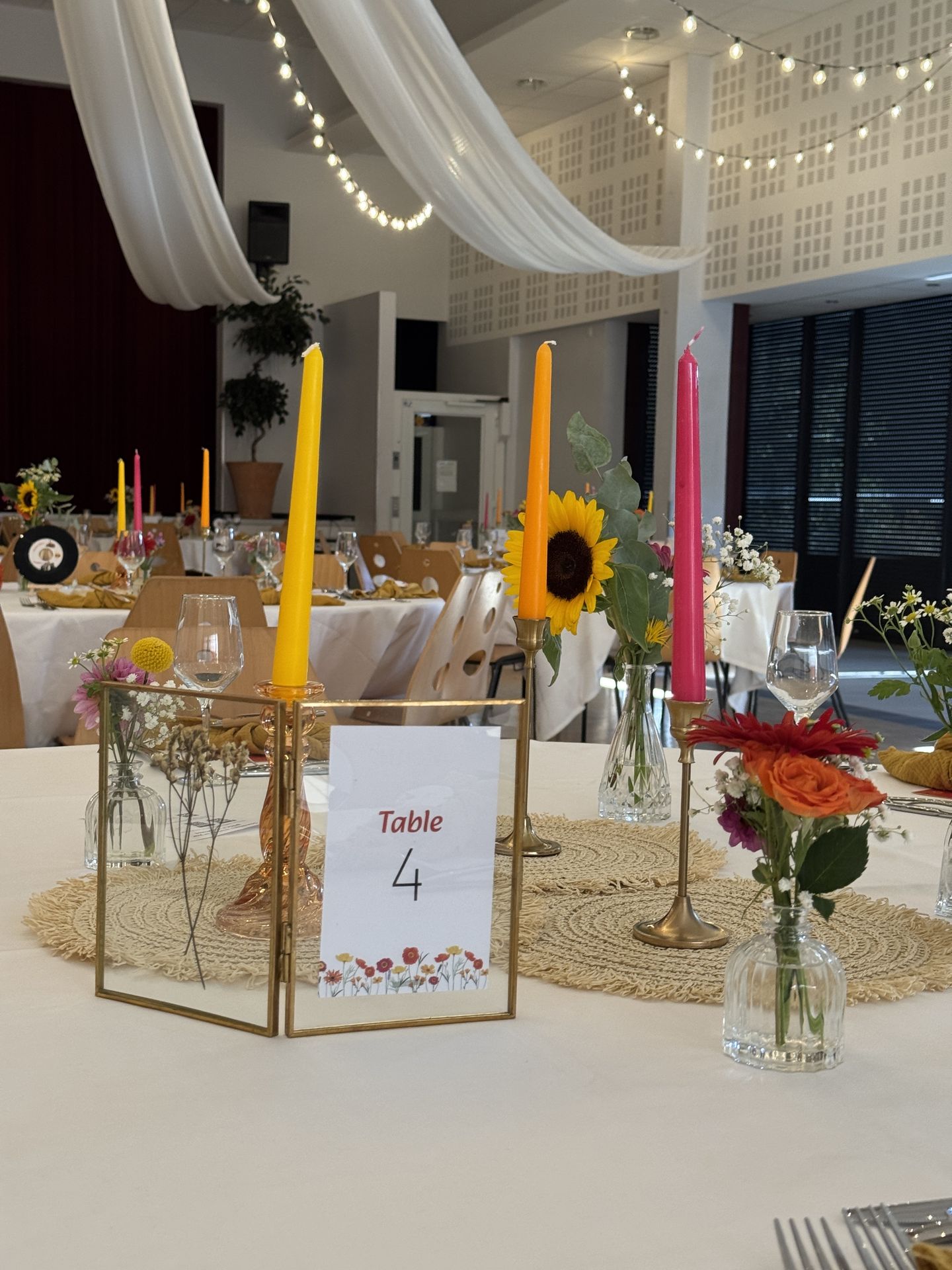 nom de table cadre doré bougies et fleurs coloré