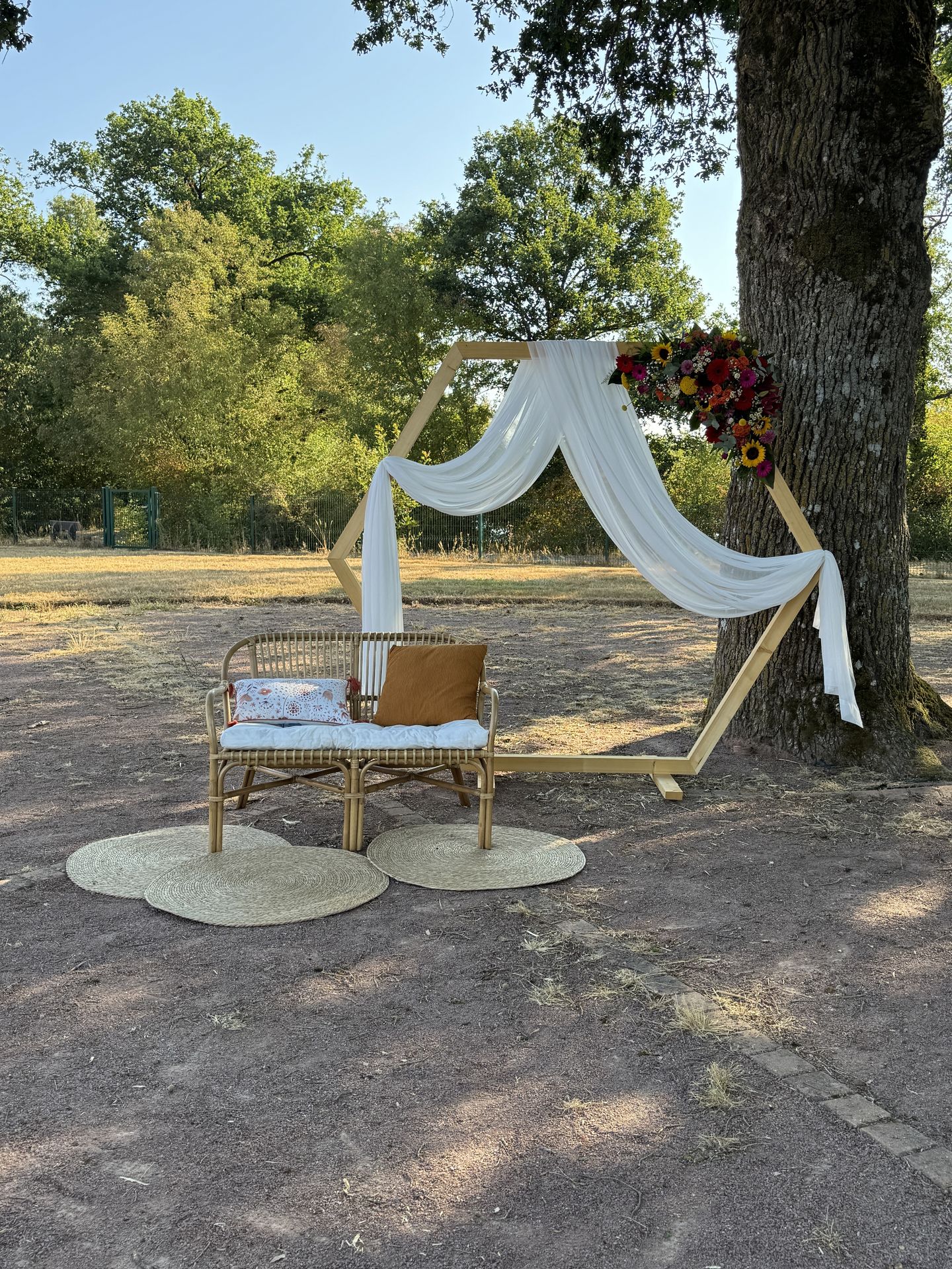 cérémonie laique arche en bois banquet en bois original fleurs coloré