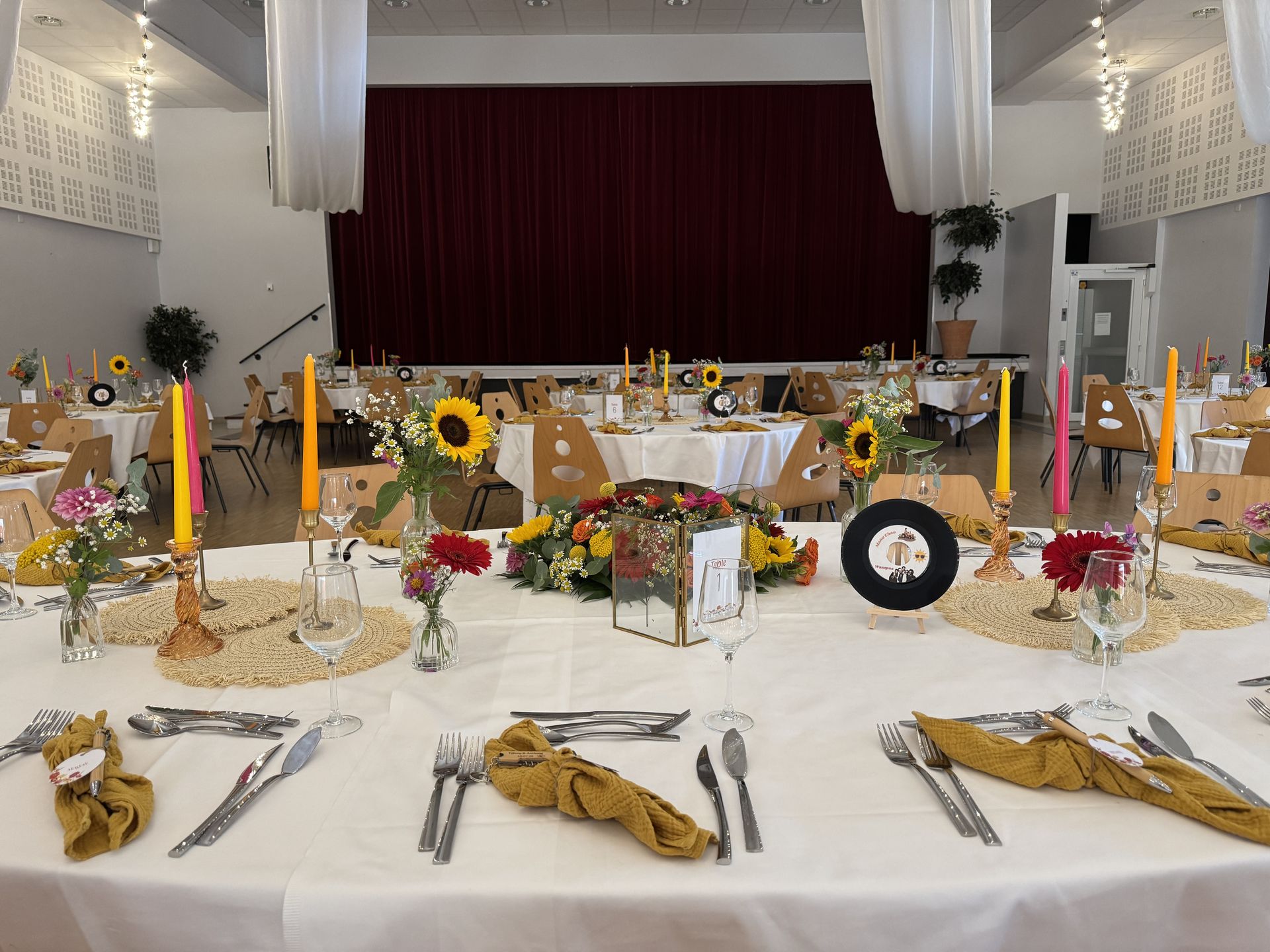 table blanche serviette coloré fleurs et bougies