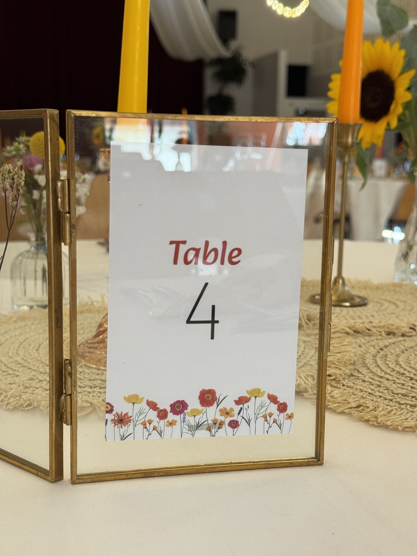 nom de table cadre doré bougies et fleurs coloré