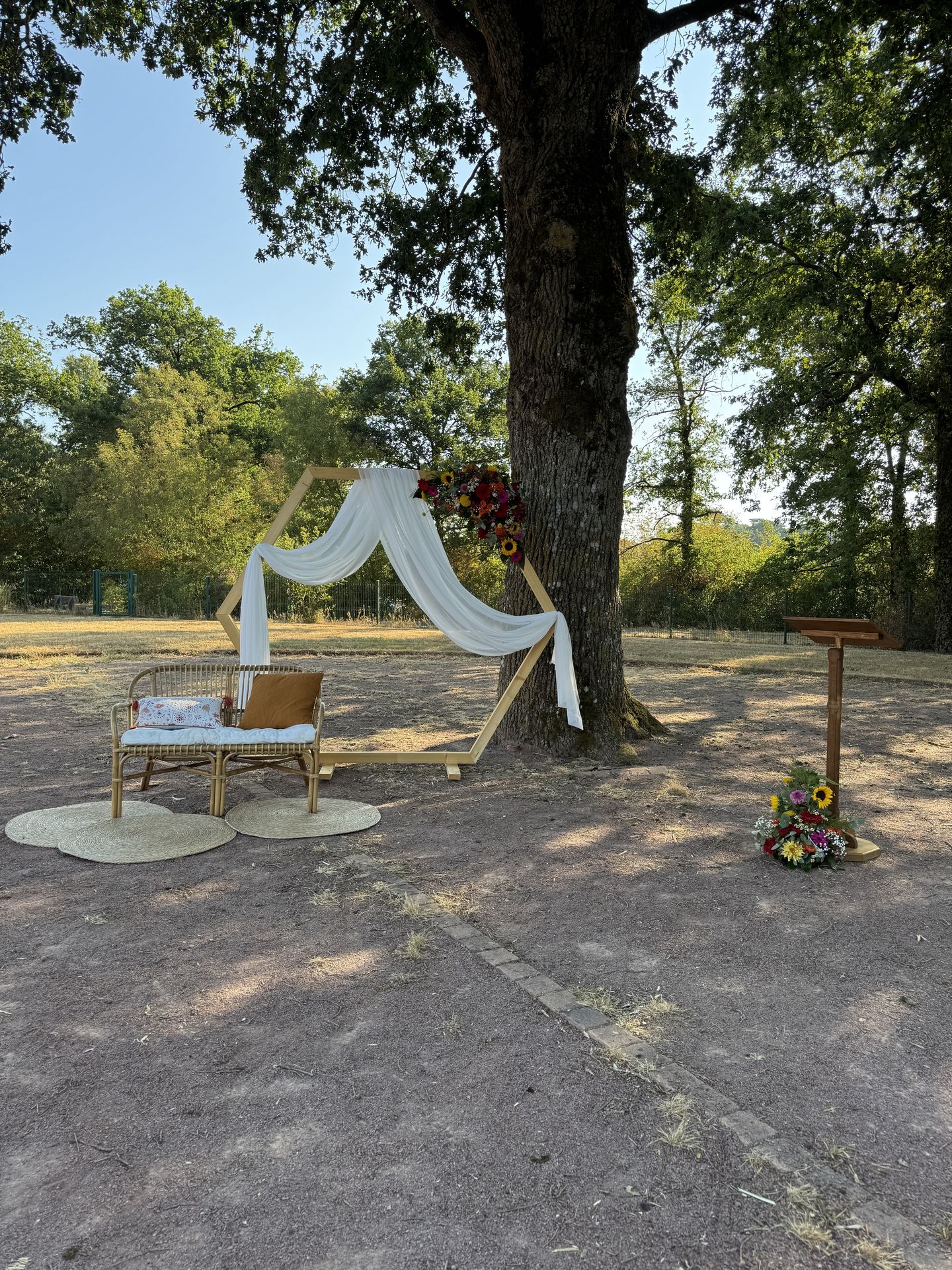 cérémonie laique arche en bois banquet en bois original fleurs coloré