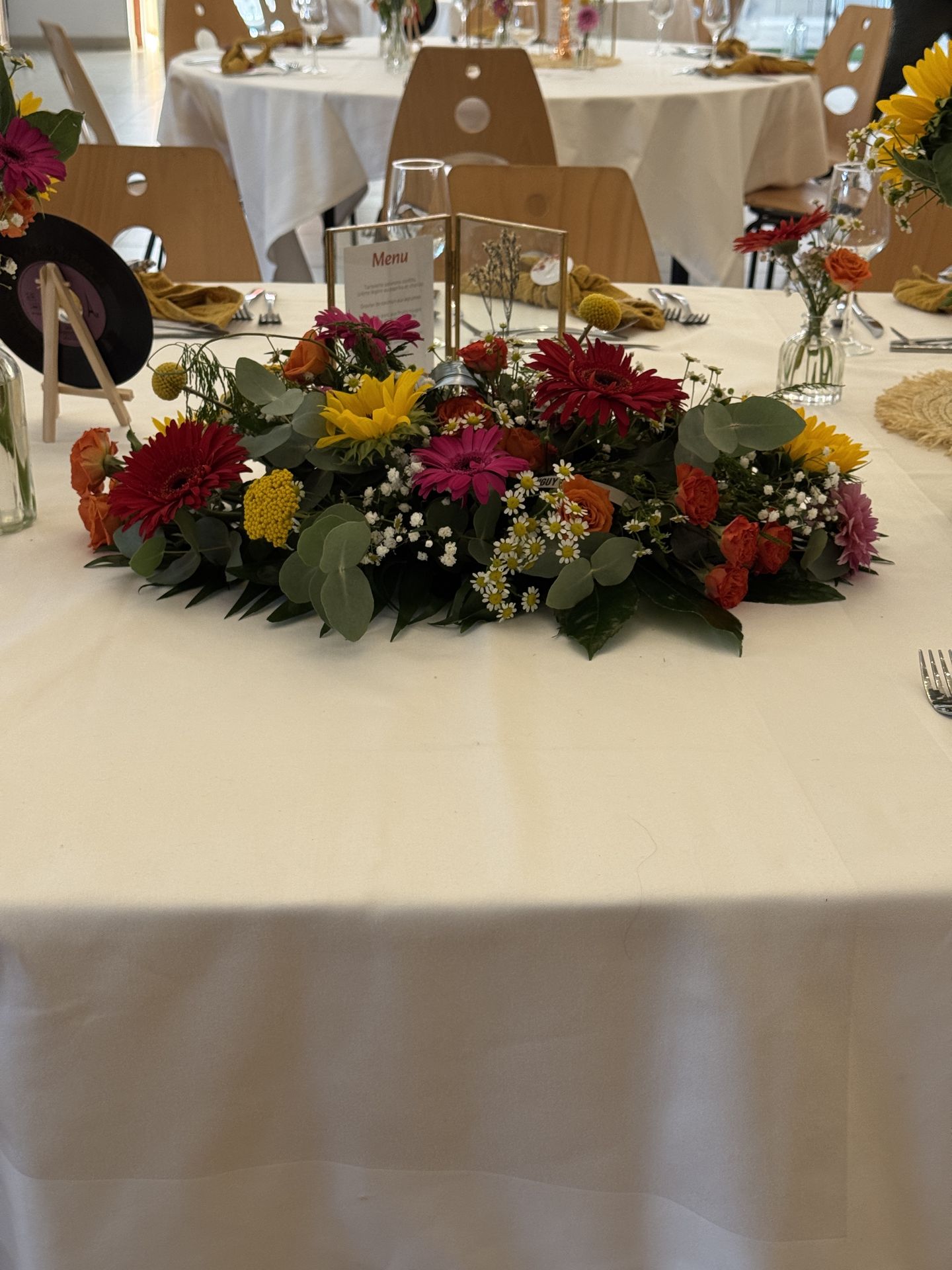 table blanche serviette coloré fleurs et bougies