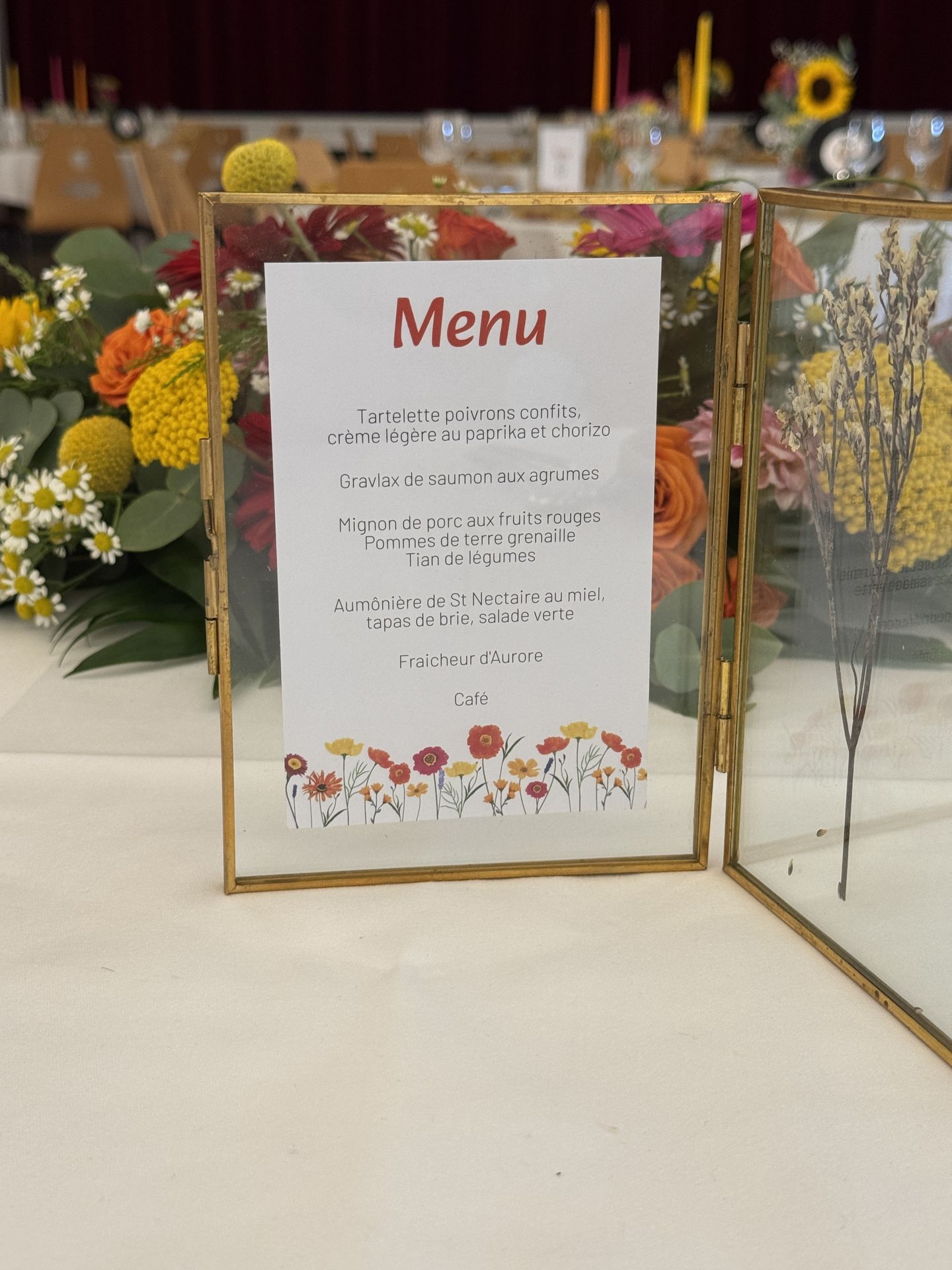 nom de table cadre doré bougies et fleurs coloré