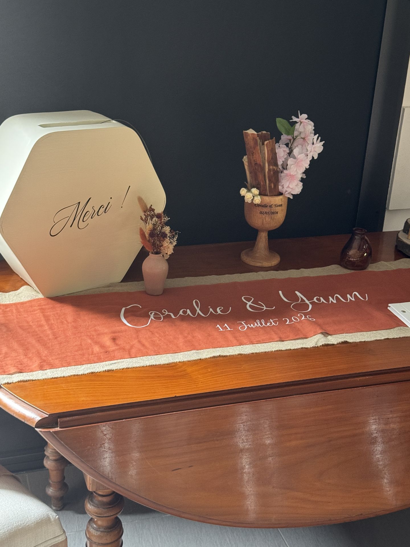 table cagnotte et livre d'or chemin de table terracotta personnalisé
