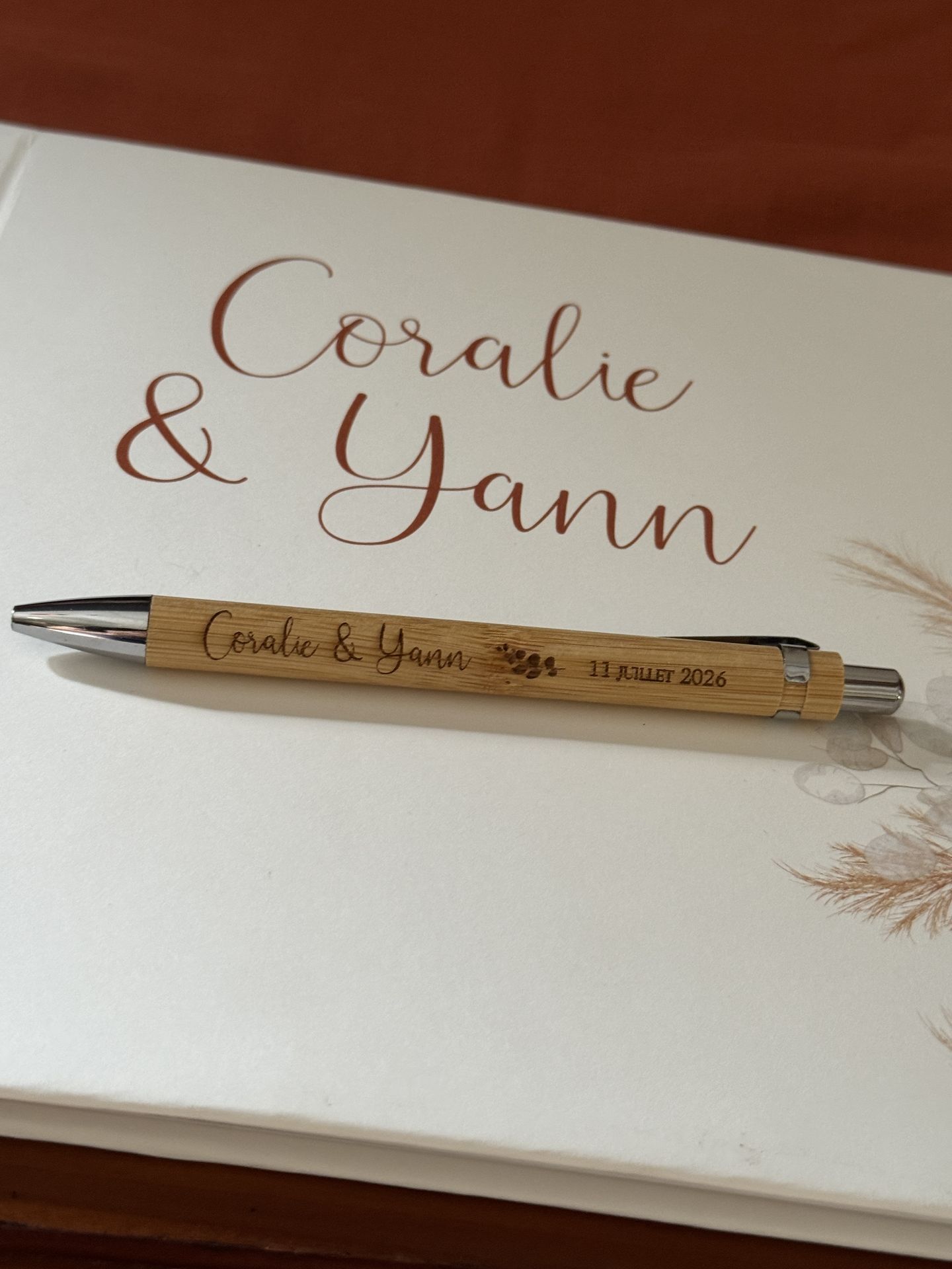 livre d'or et crayon en bois personnalisé