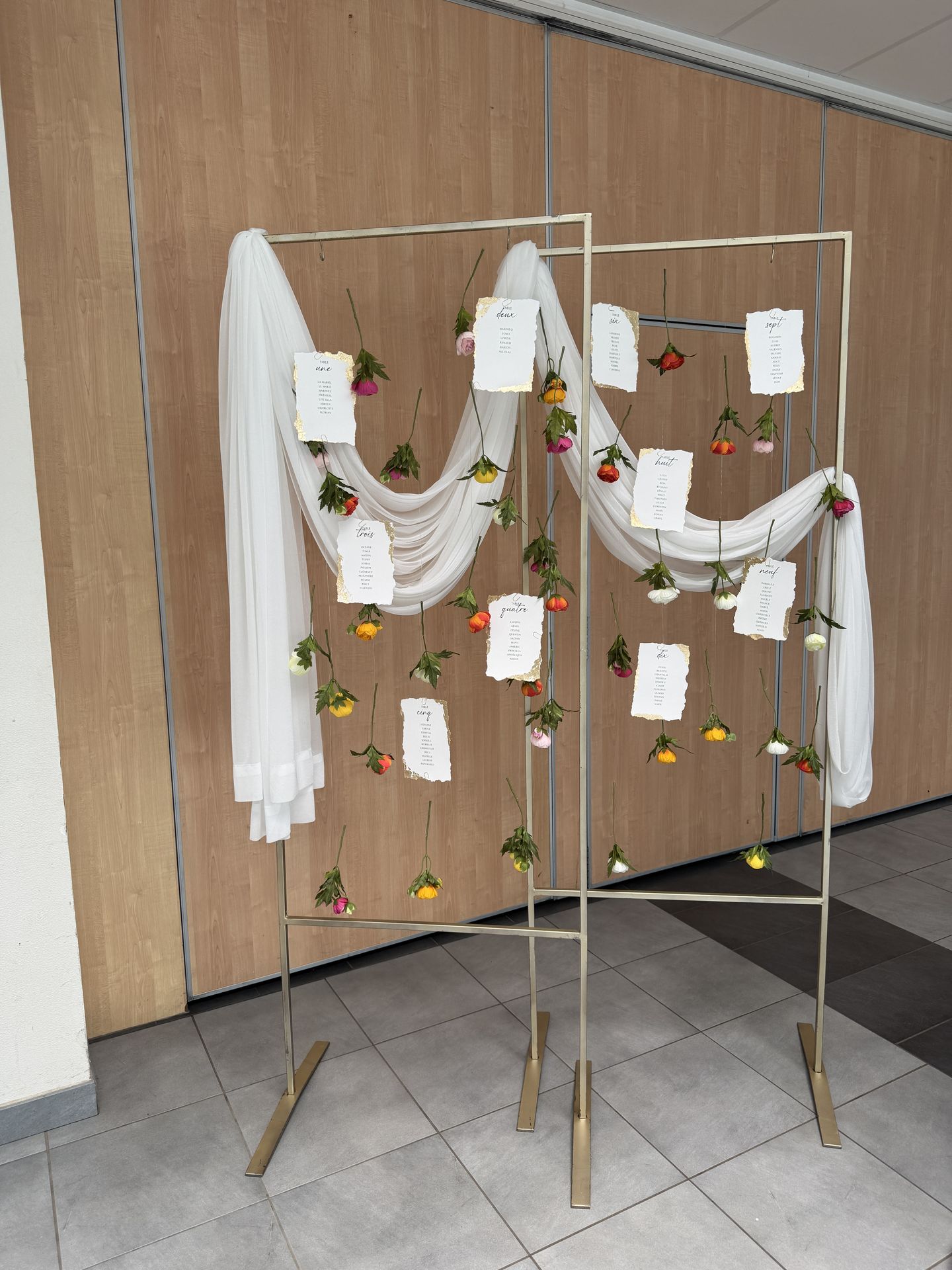 plan de table doré drapé blanc fleurs tombantes et nom de table feuille doré