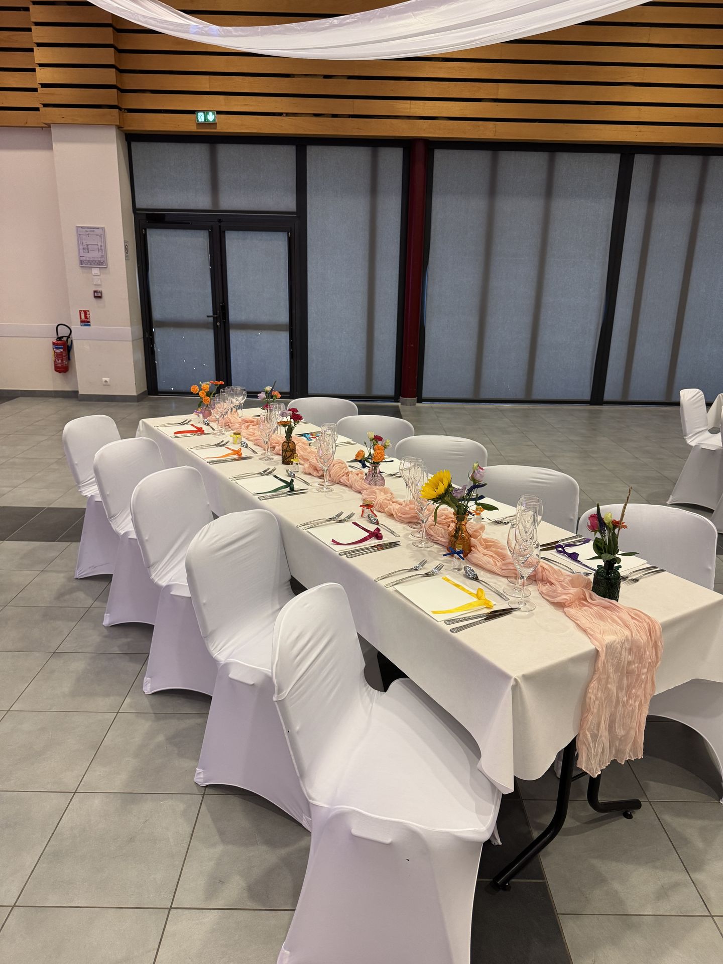 table blanche chemin de table rose fleurs coloré marque place nœud