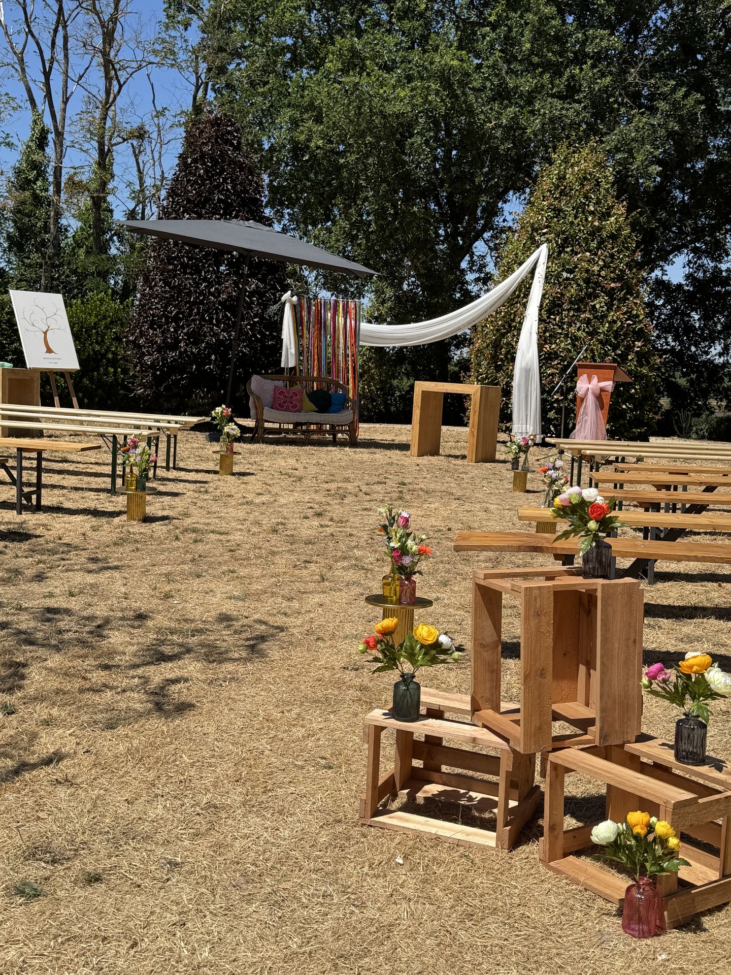 cérémonie laique banc en bois fleurs coloré rideau coloré