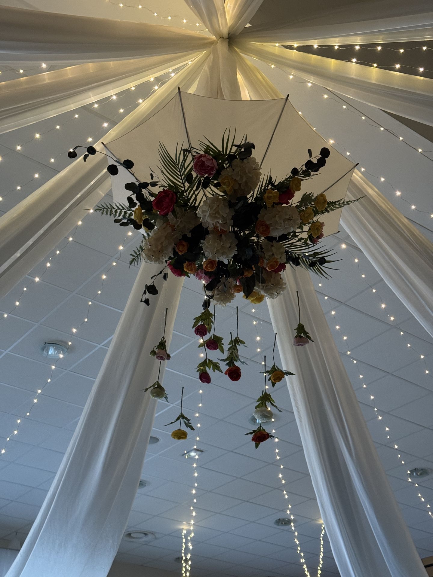 plafond en soleil drapé blanc led et composition florales