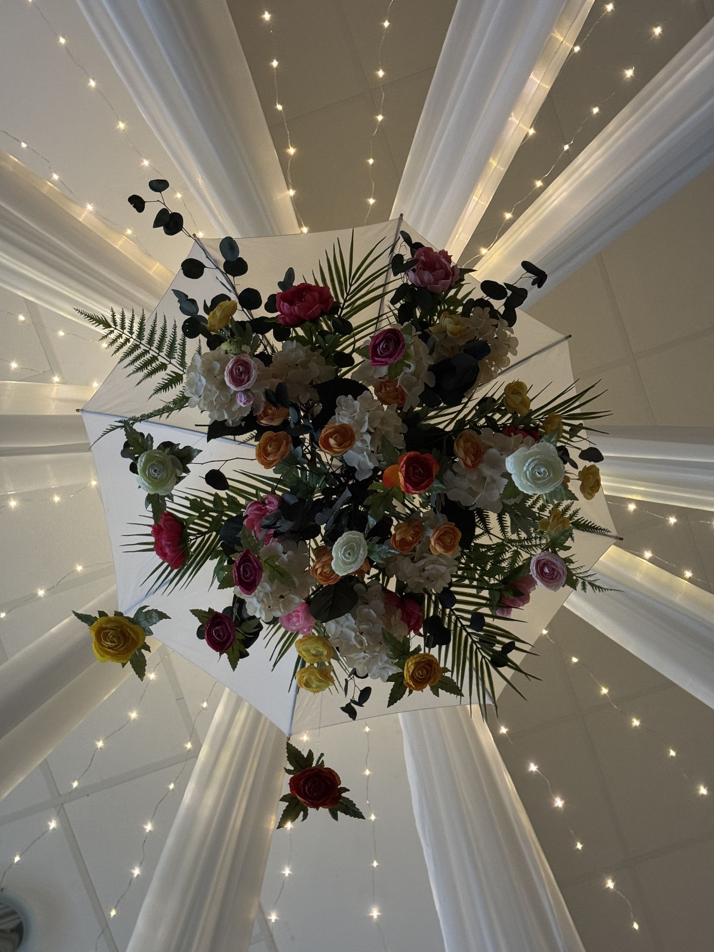 plafond en soleil drapé blanc led et composition florales