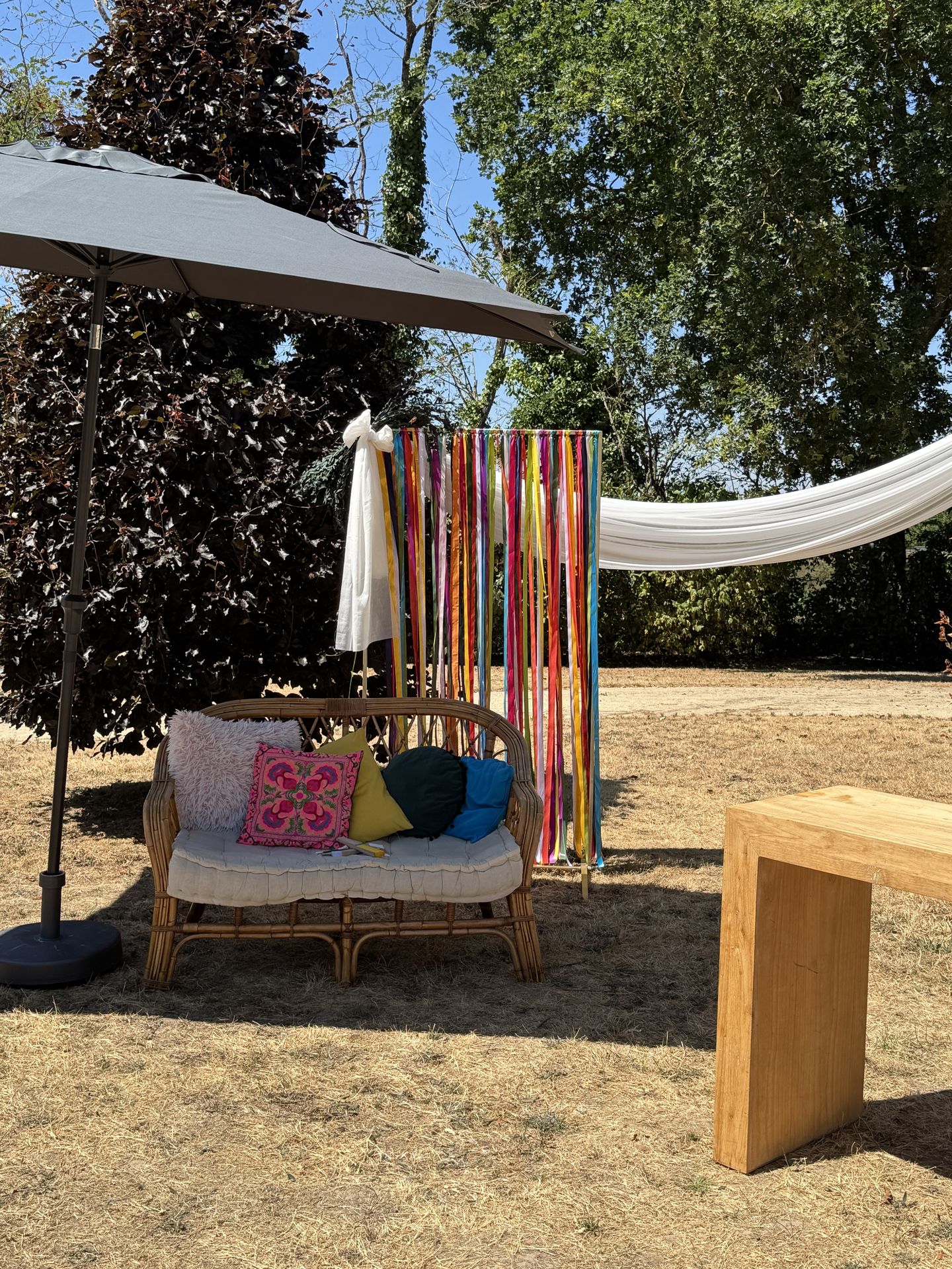 cérémonie laique banc en bois fleurs coloré rideau coloré