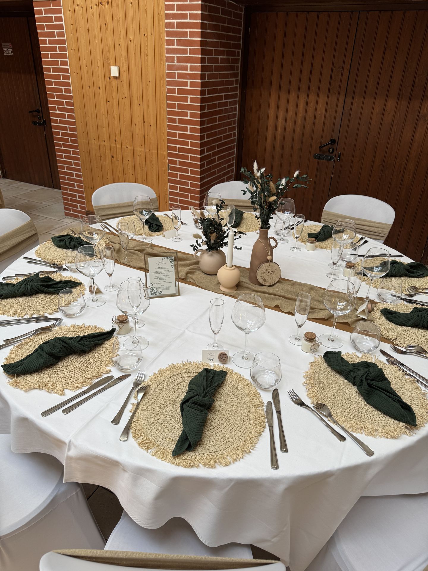 salle intérieur chemin de table sable vase terracotta fleurs sèches serviette vert