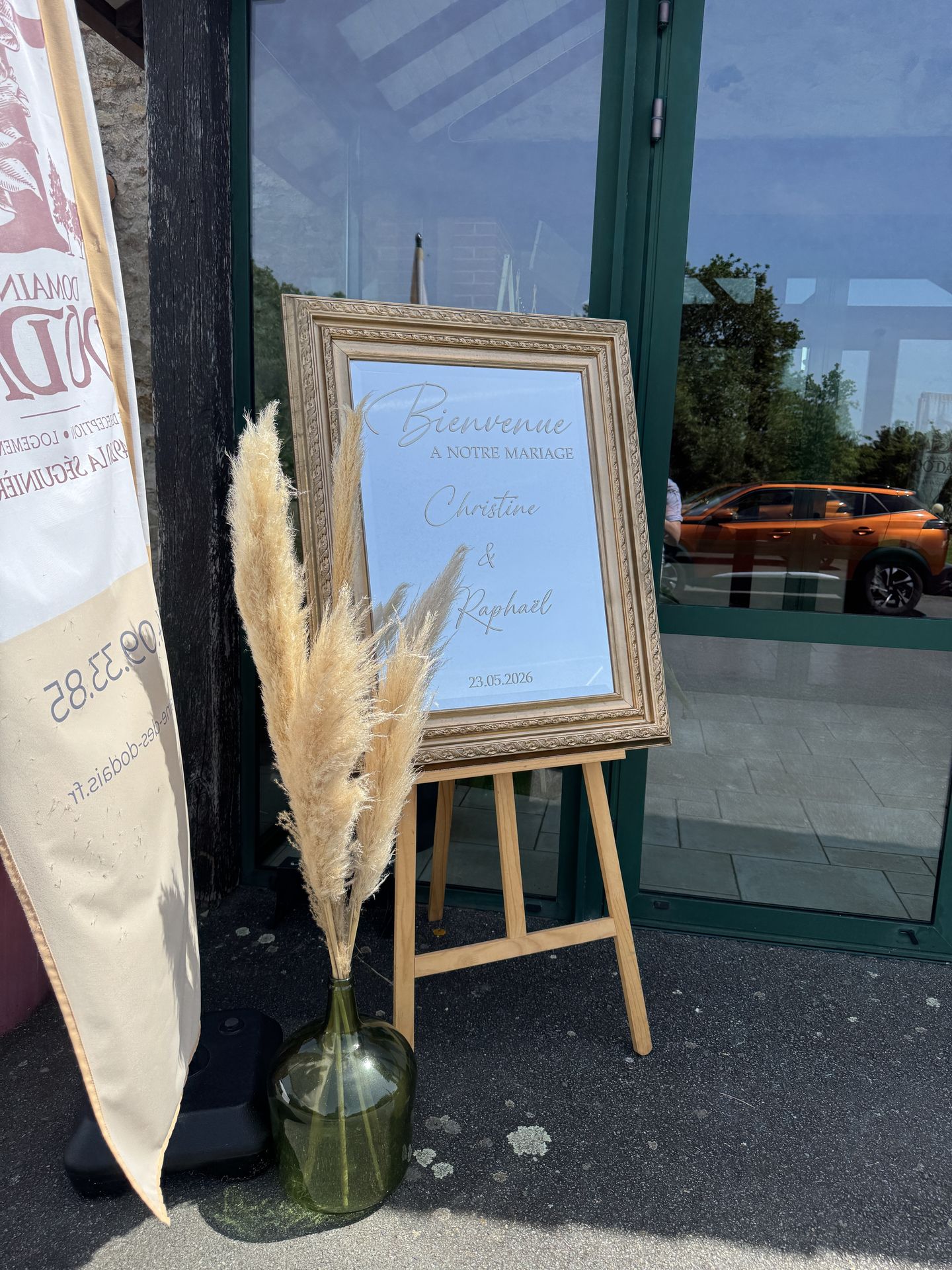 panneau de bienvenu doré et vase pampas