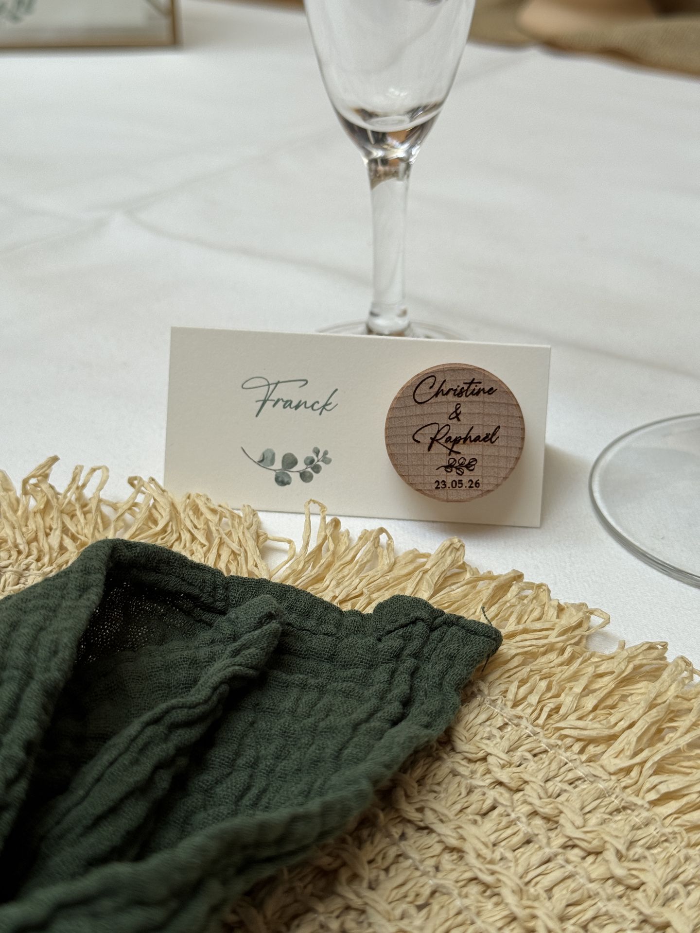 serviette verte cadeau invité et marque place personnalisé