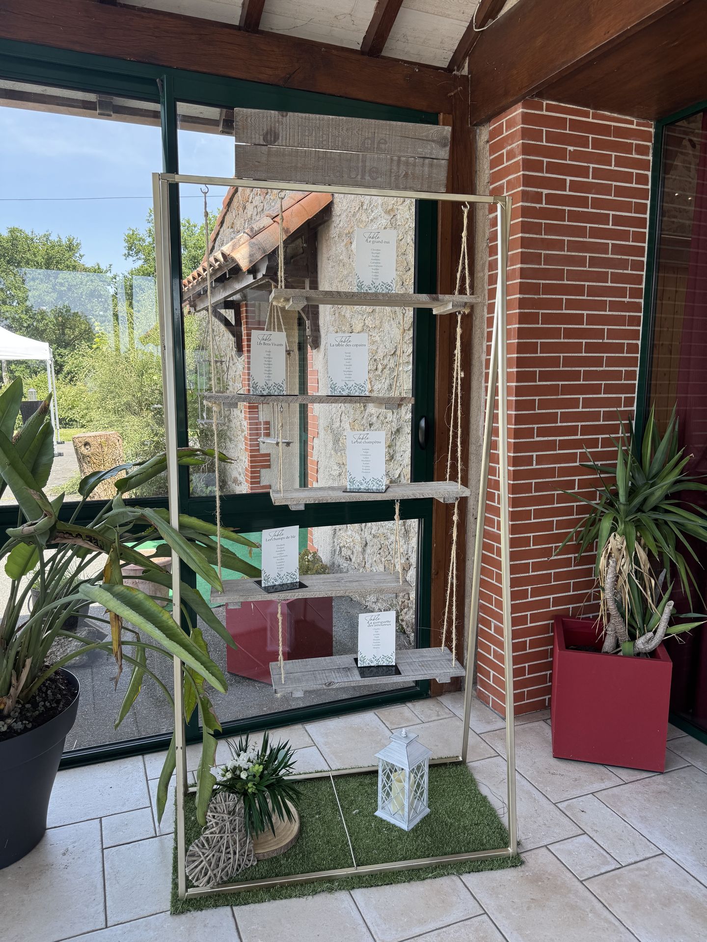 plan de table balançoire en bois et décor