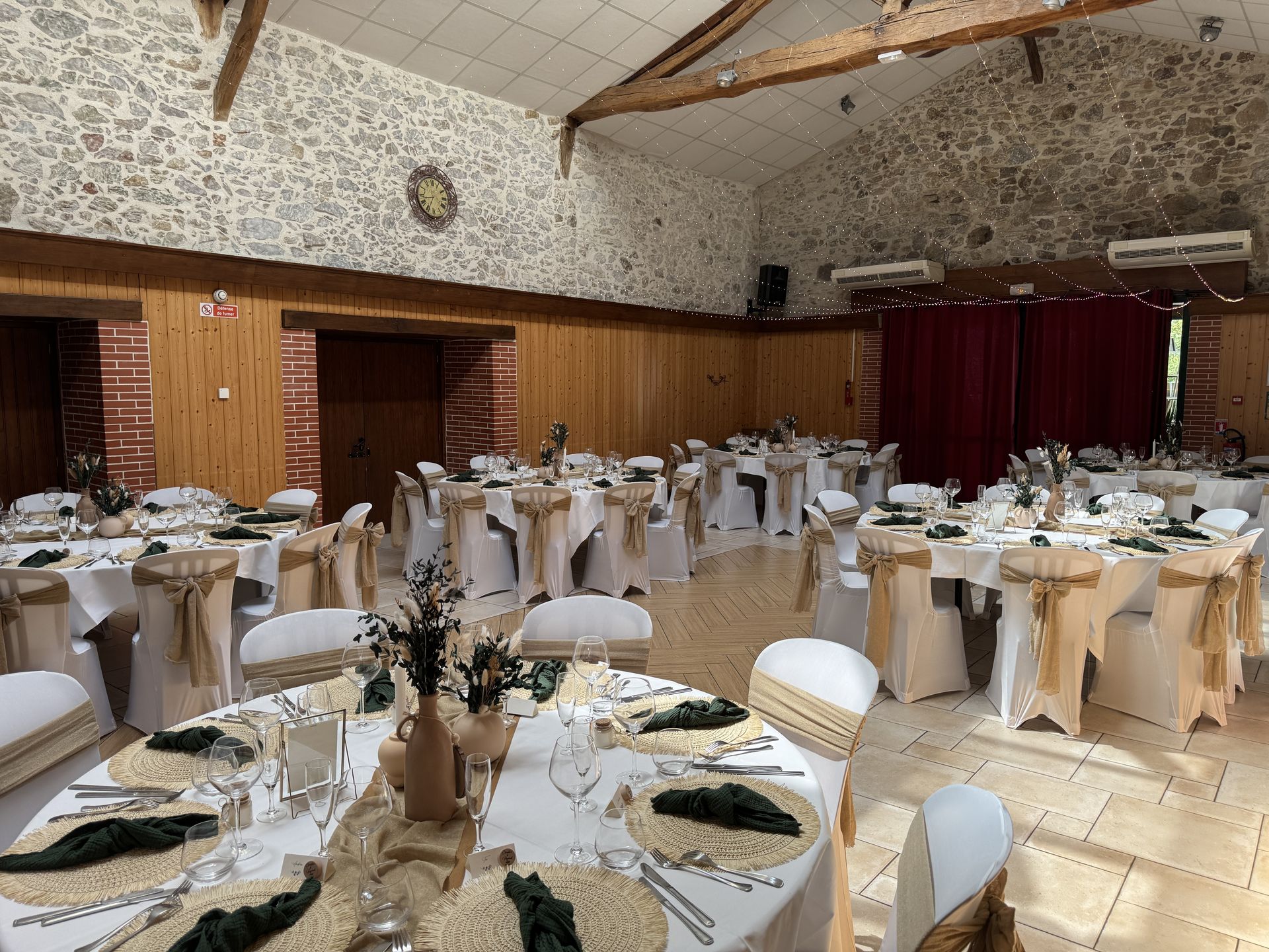 salle intérieur chemin de table sable vase terracotta fleurs sèches serviette vert