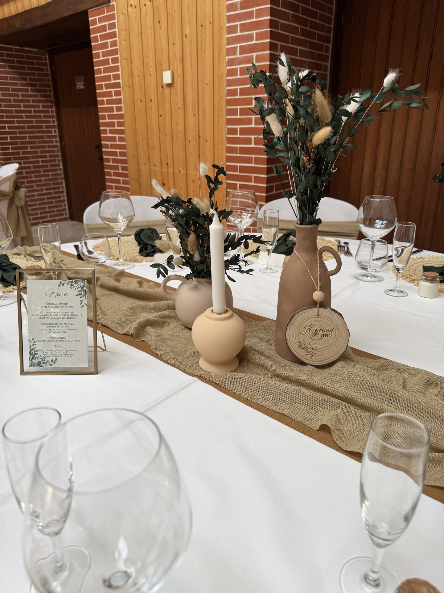 chemin de table sable vase terracotta fleurs sèches serviette vert