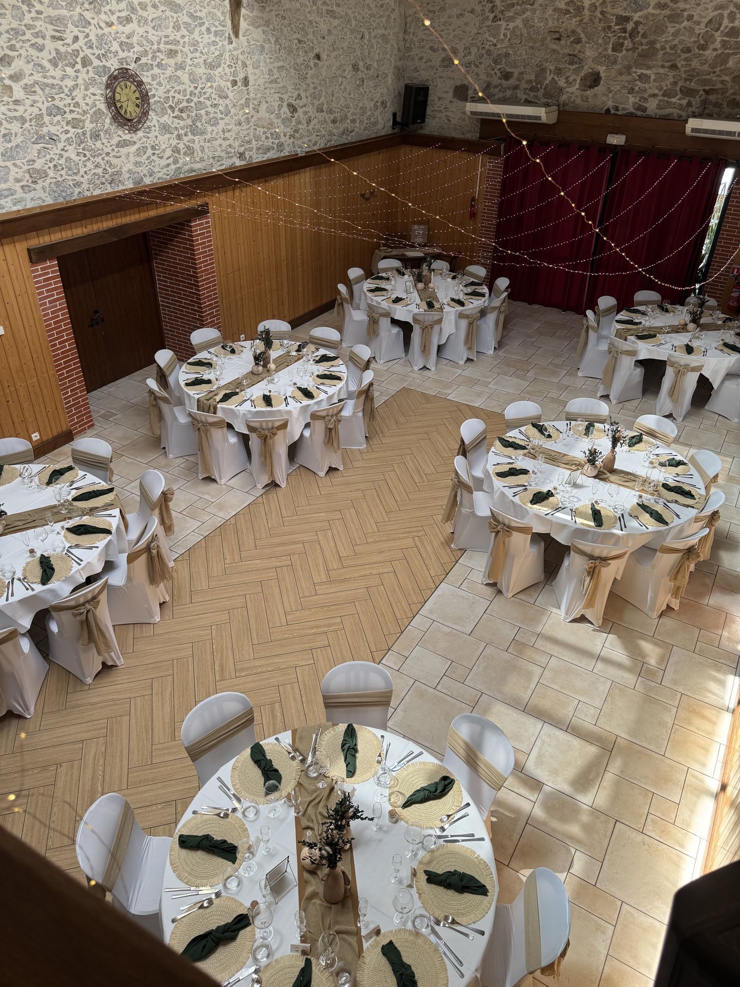 salle intérieur chemin de table sable vase terracotta fleurs sèches serviette vert
