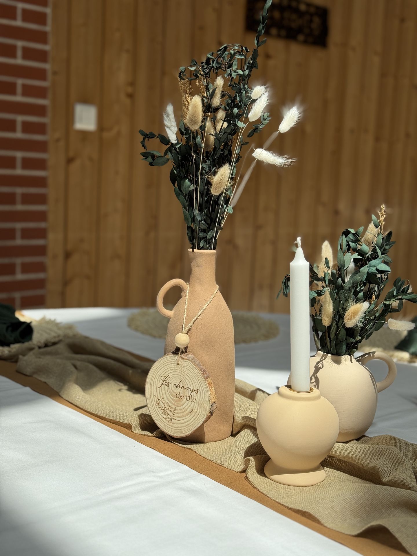 chemin de table sable vase terre cuite fleurs sèches serviette vert