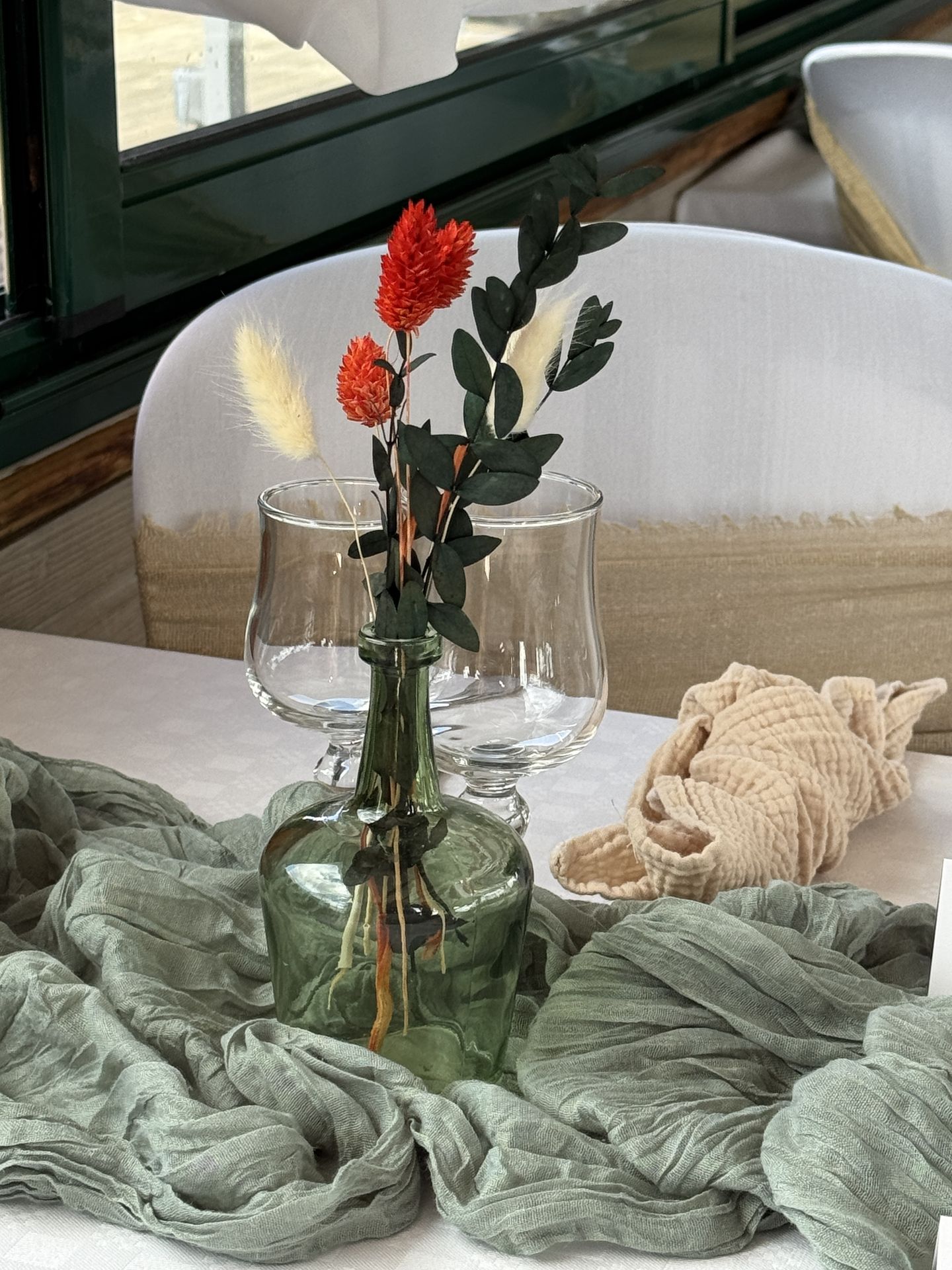 chemin de table vert sauge vase fleurs sèches