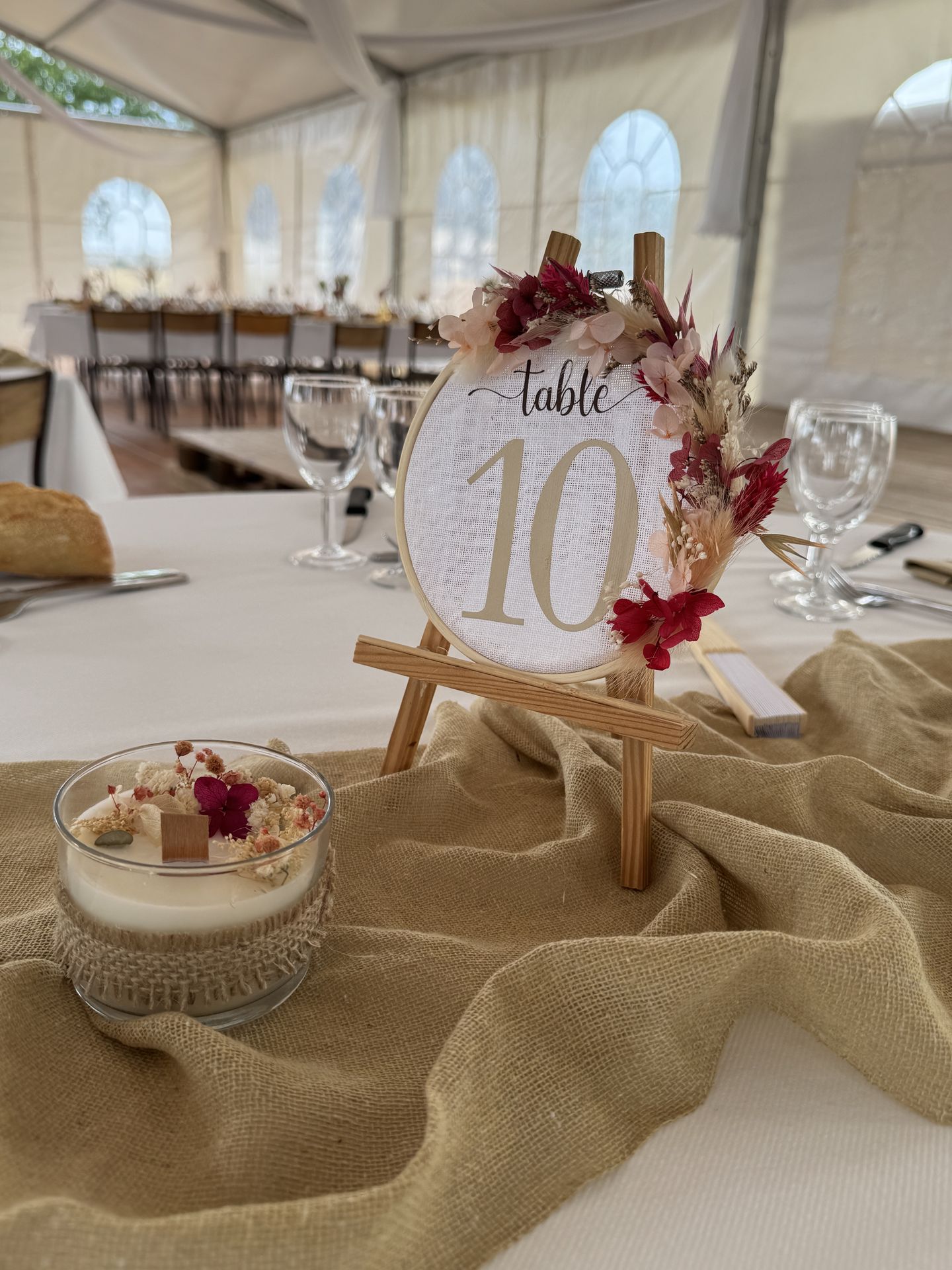 numéro de table décor fleurs sèches bougies personnalisé