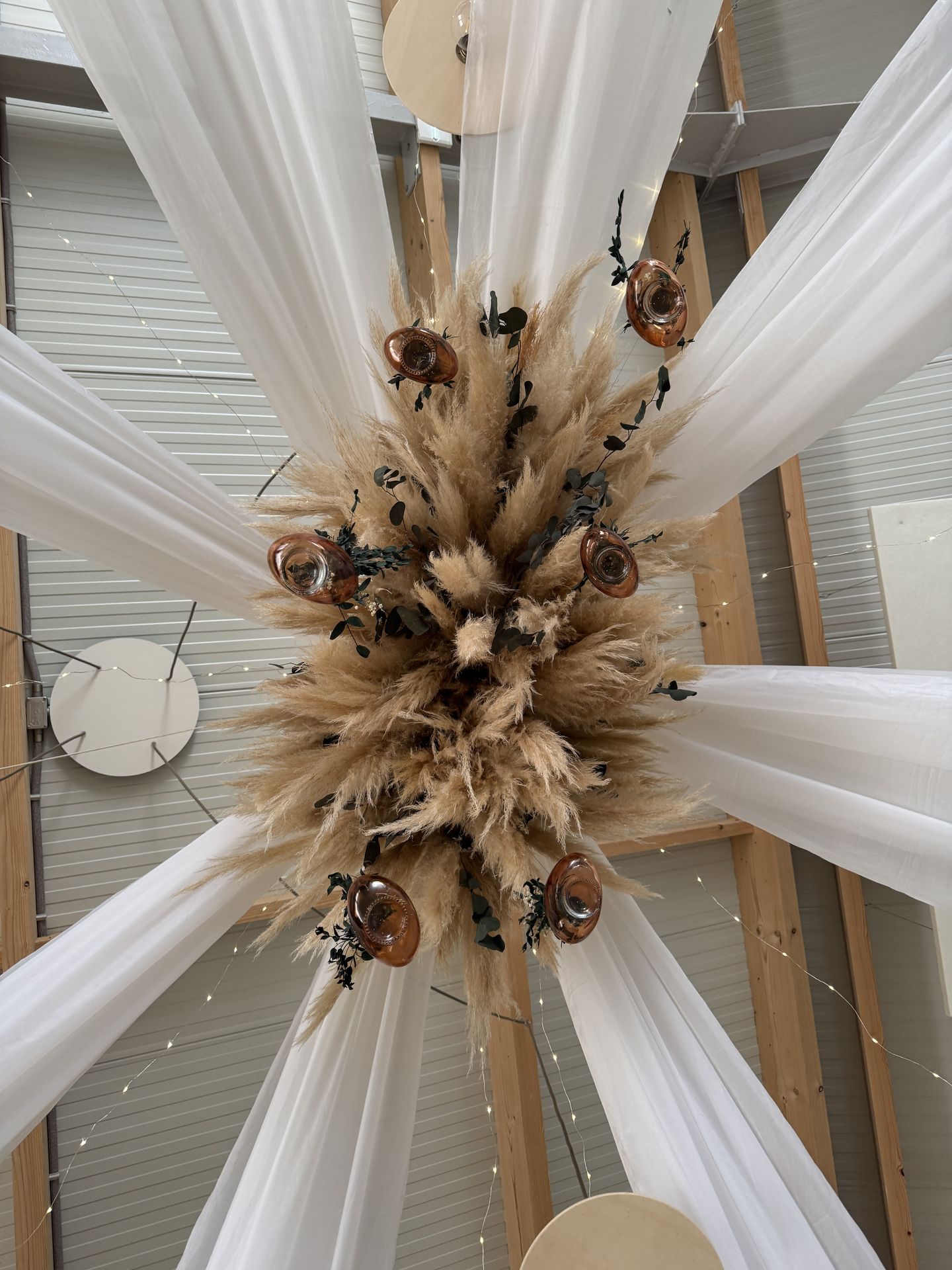 plafond drapé blanc led pampas et vase marron