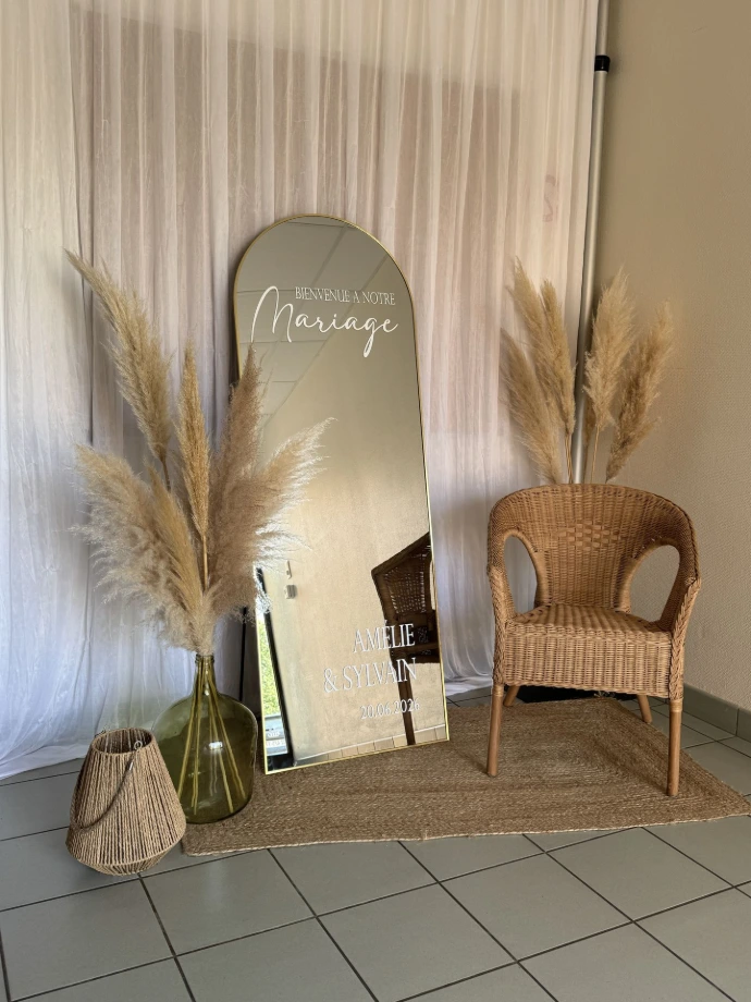 panneau de bienvenu en miroir personnalisé vase vert et pampas