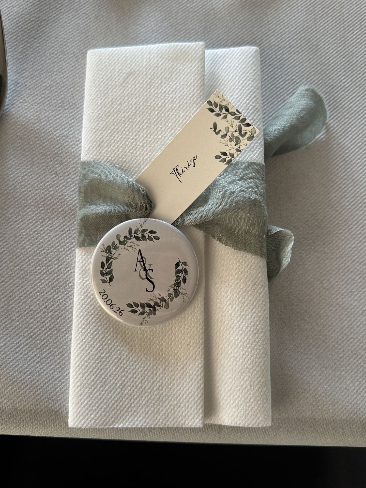 serviette blanche et noeud vert suage cadeau invité personnalisé