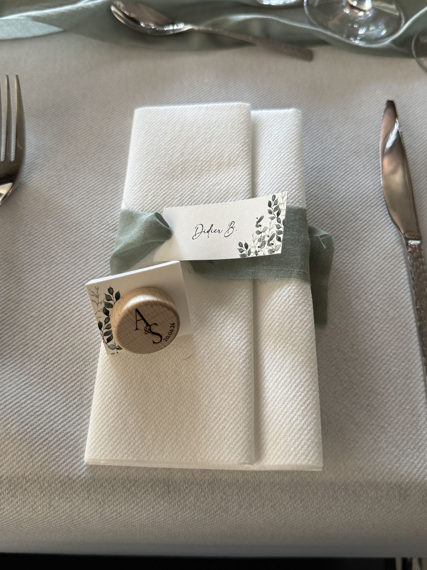 serviette blanche et noeud vert suage cadeau invité personnalisé