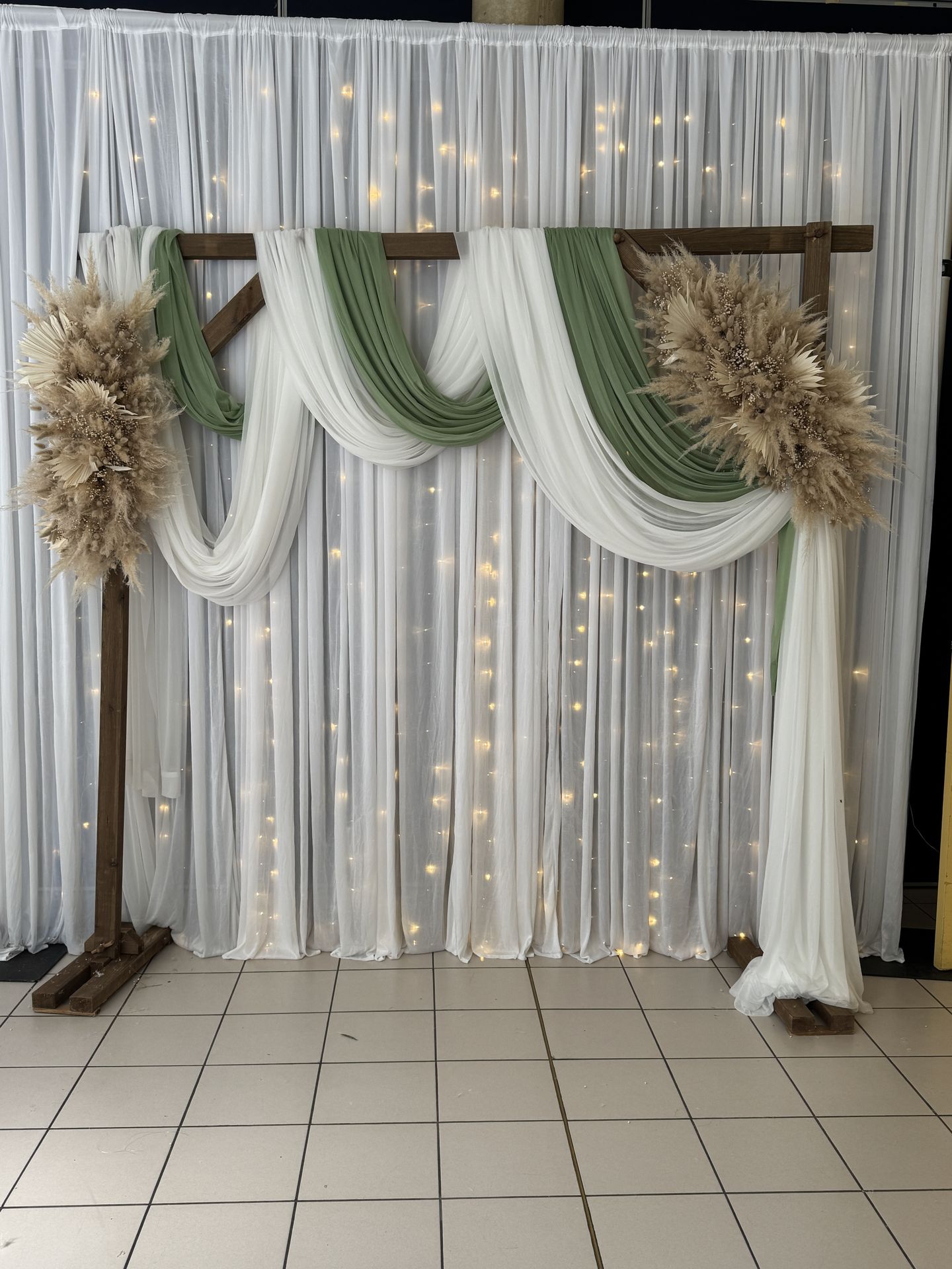 arche décorative drapé vert et blanche led et pampas